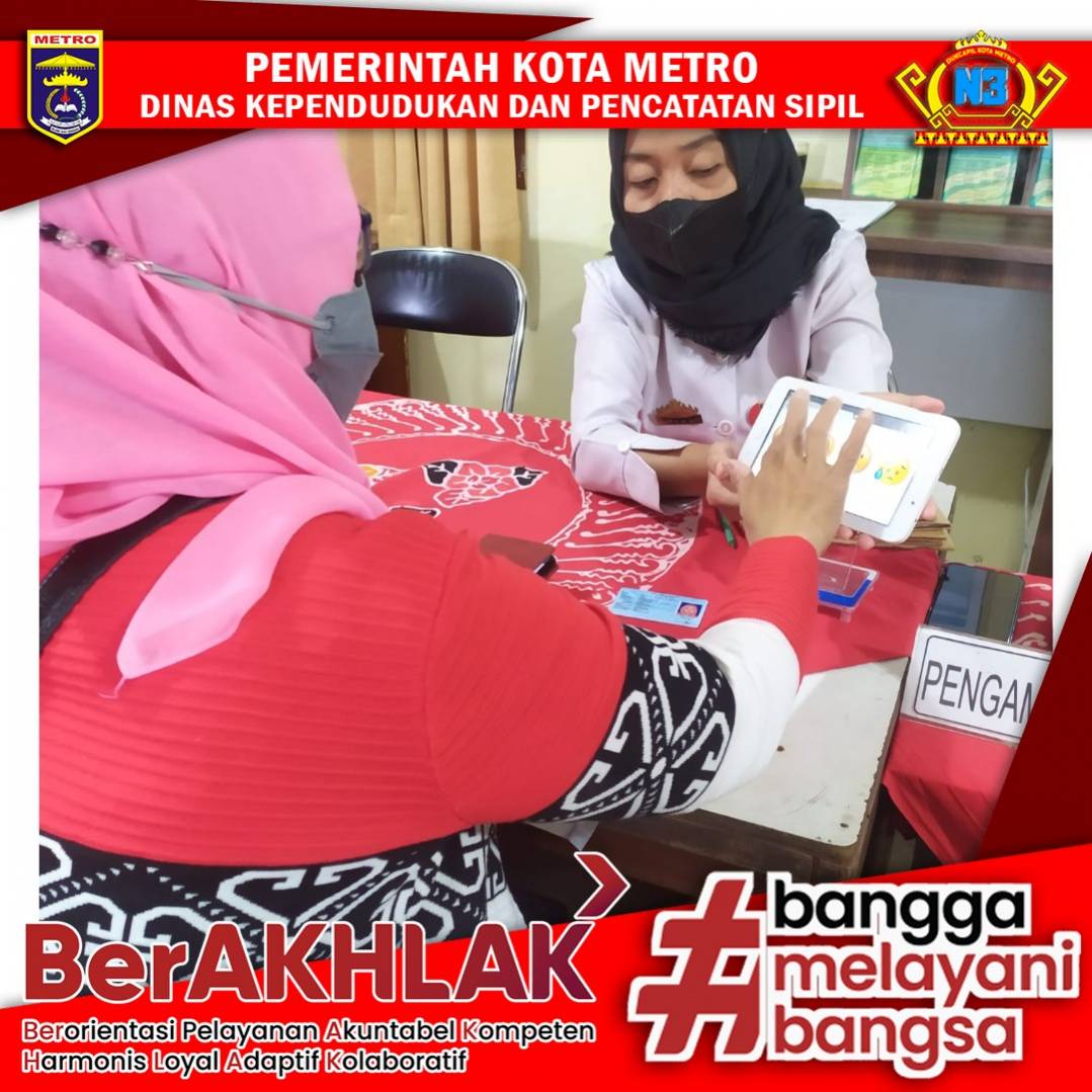 Warga mengisi Kuisioner Survey Kepuasan Masyarakat