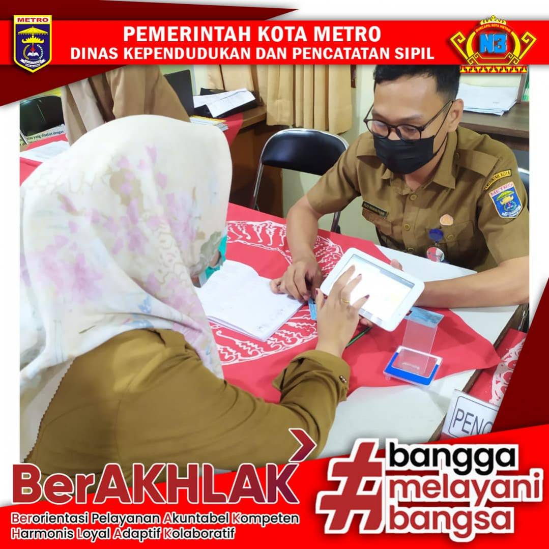 Warga mengisi Kuisioner Survey Kepuasan Masyarakat
