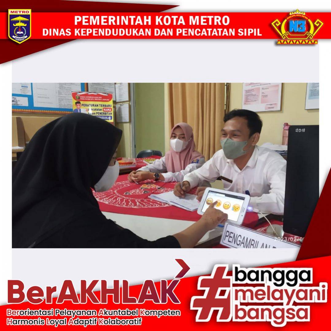Warga mengisi Kuisioner Survey Kepuasan Masyarakat