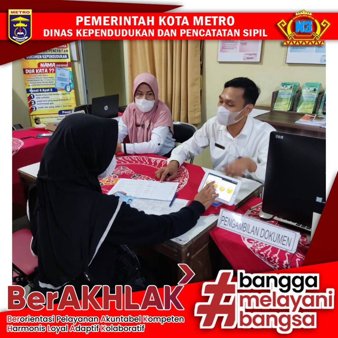 Warga mengisi Kuisioner Survey Kepuasan Masyarakat