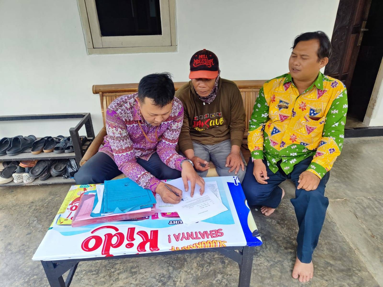 Disdukcapil Kota Metro Laksanakan "Bersih Noda" Secara Door to Door di Kelurahan Yosodadi