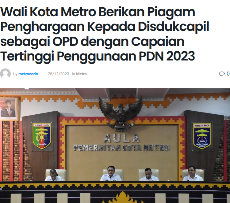 Wali Kota Metro Berikan Piagam Penghargaan Kepada Disdukcapil sebagai OPD dengan Capaian Tertinggi Penggunaan PDN 2023