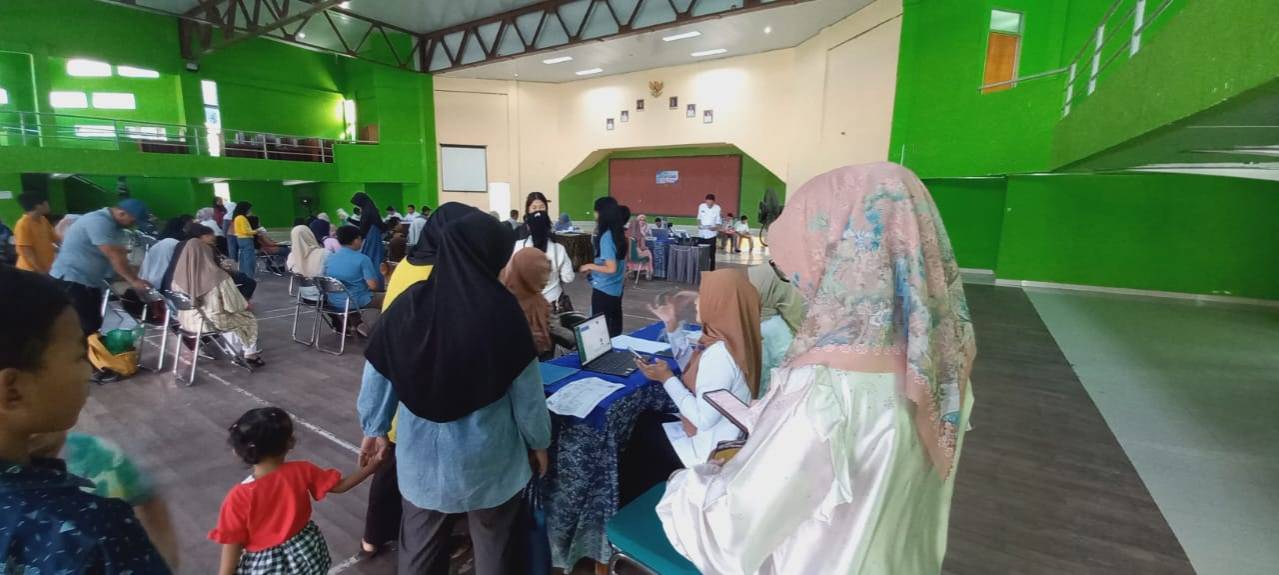 Momen Daftar Ulang Dimanfaatkan Disdukcapil untuk Aktivasi IKD Orang Tua di SMPN 1 dan 2  Kota Metro