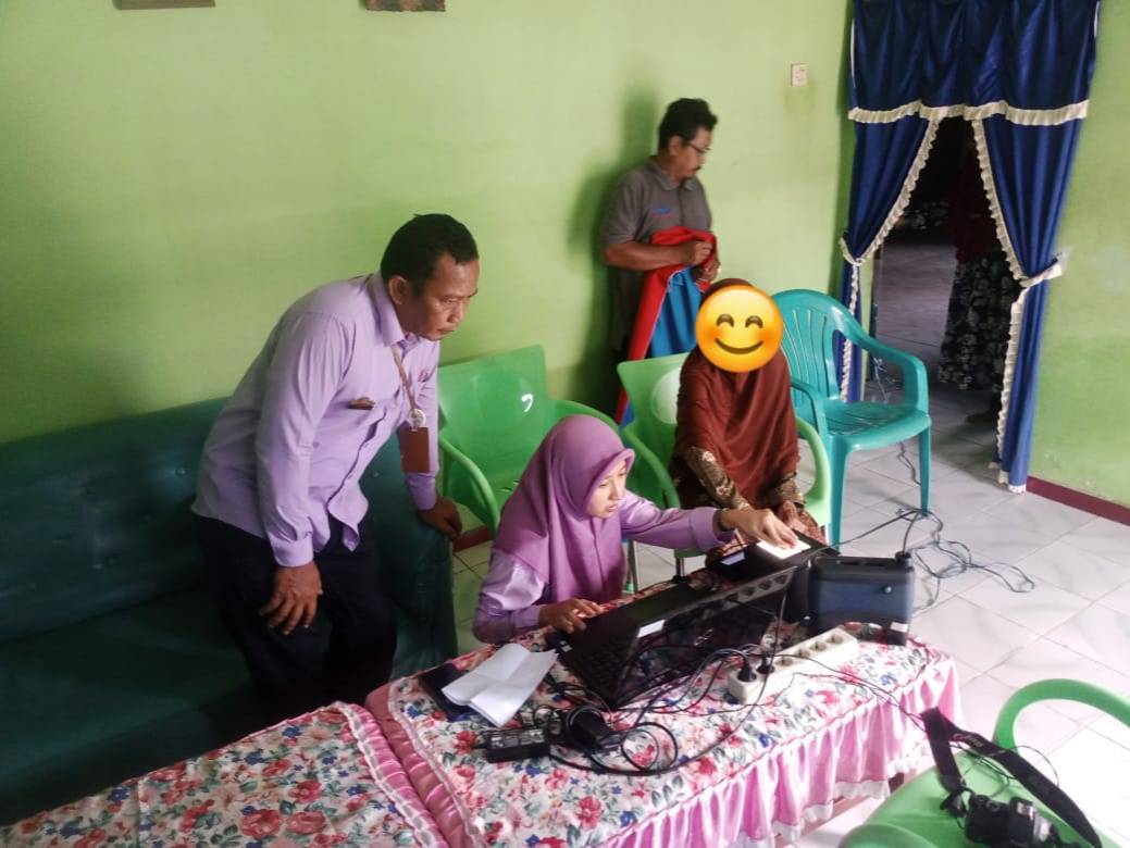 Disdukcapil Kota Metro Hadir di Pintu Rumah Lansia Perekaman KTP-El Pemula di Kelurahan Tejo Agung