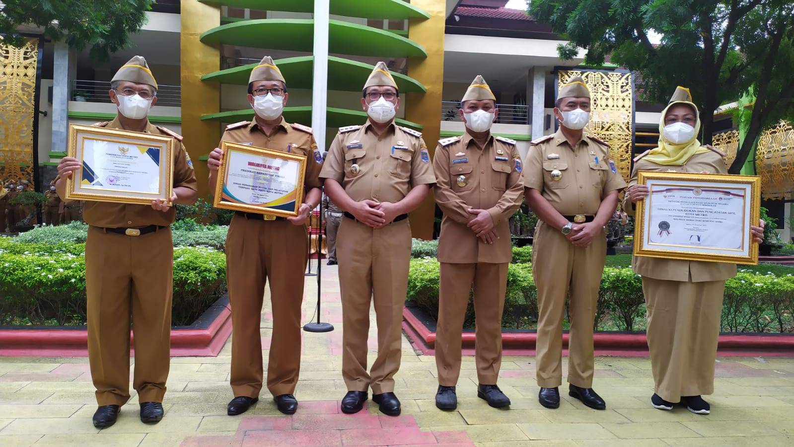 Penerimaan 5 Piagam Penghargaan Dinas Dukcapil Kota Metro