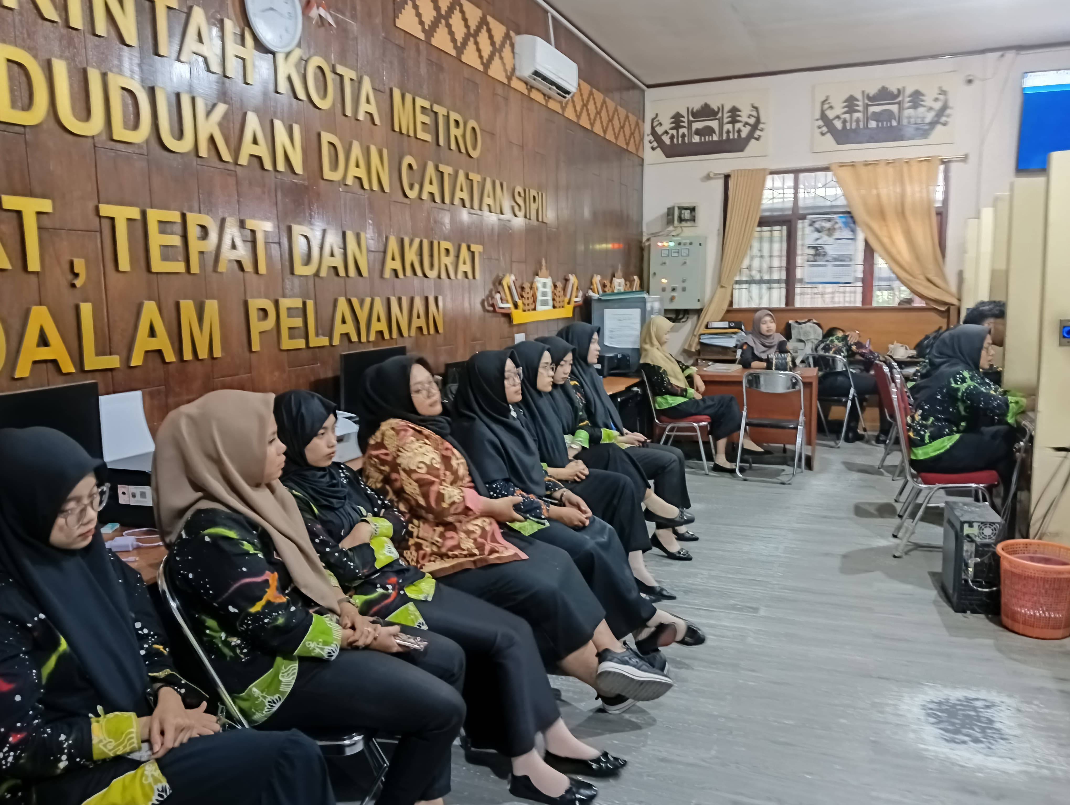Briefing Pagi Disdukcapil Kota Metro, Evaluasi Pelayanan & Persiapan Piket Cuti Lebaran