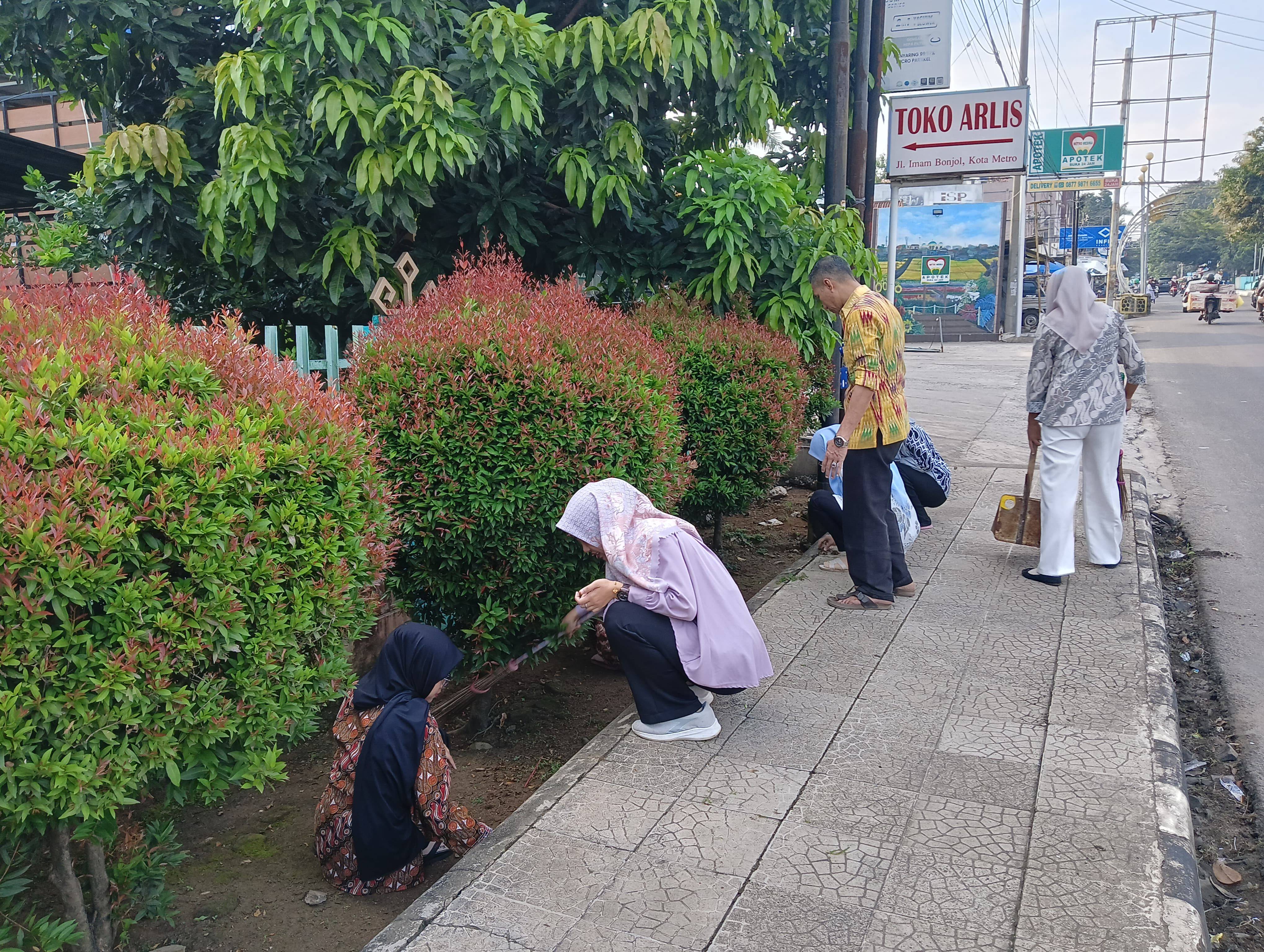 Jumat Bersih Disdukcapil Metro