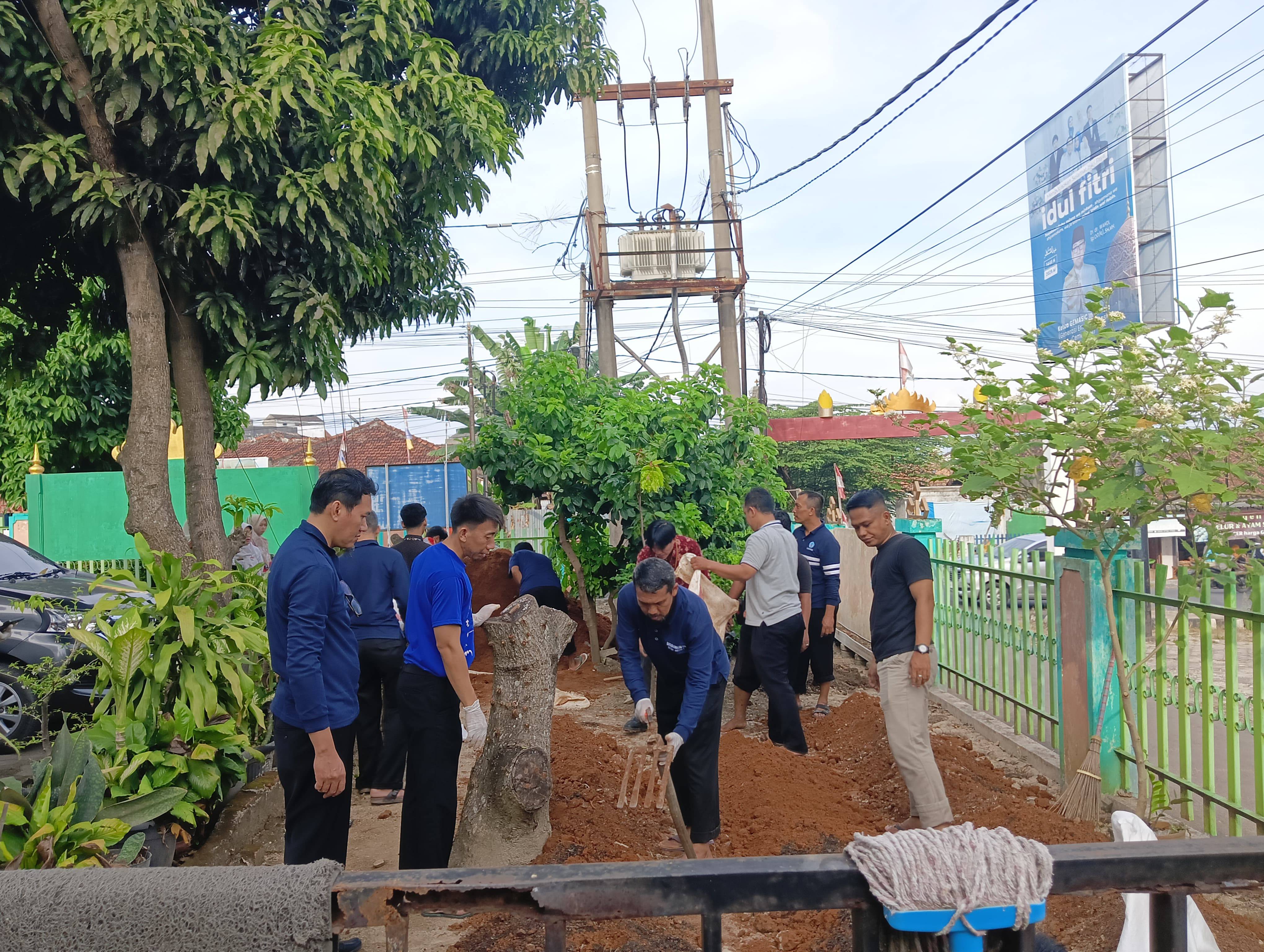 Disdukcapil Kota Metro Laksanakan Jumat Bersih dan Kerja Bakti