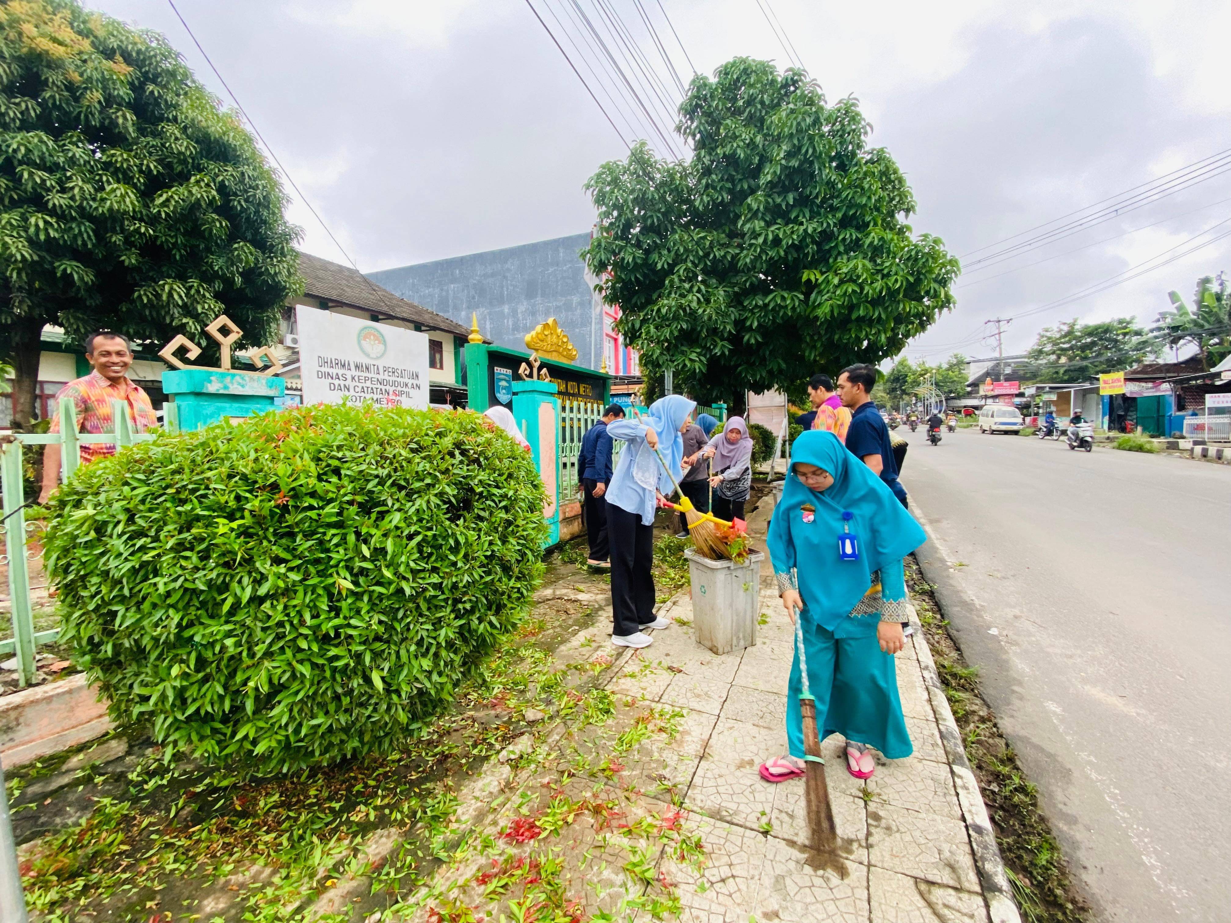 Jumat Giat, Disdukcapil Metro Bersih-Bersih dan Rawat Genset