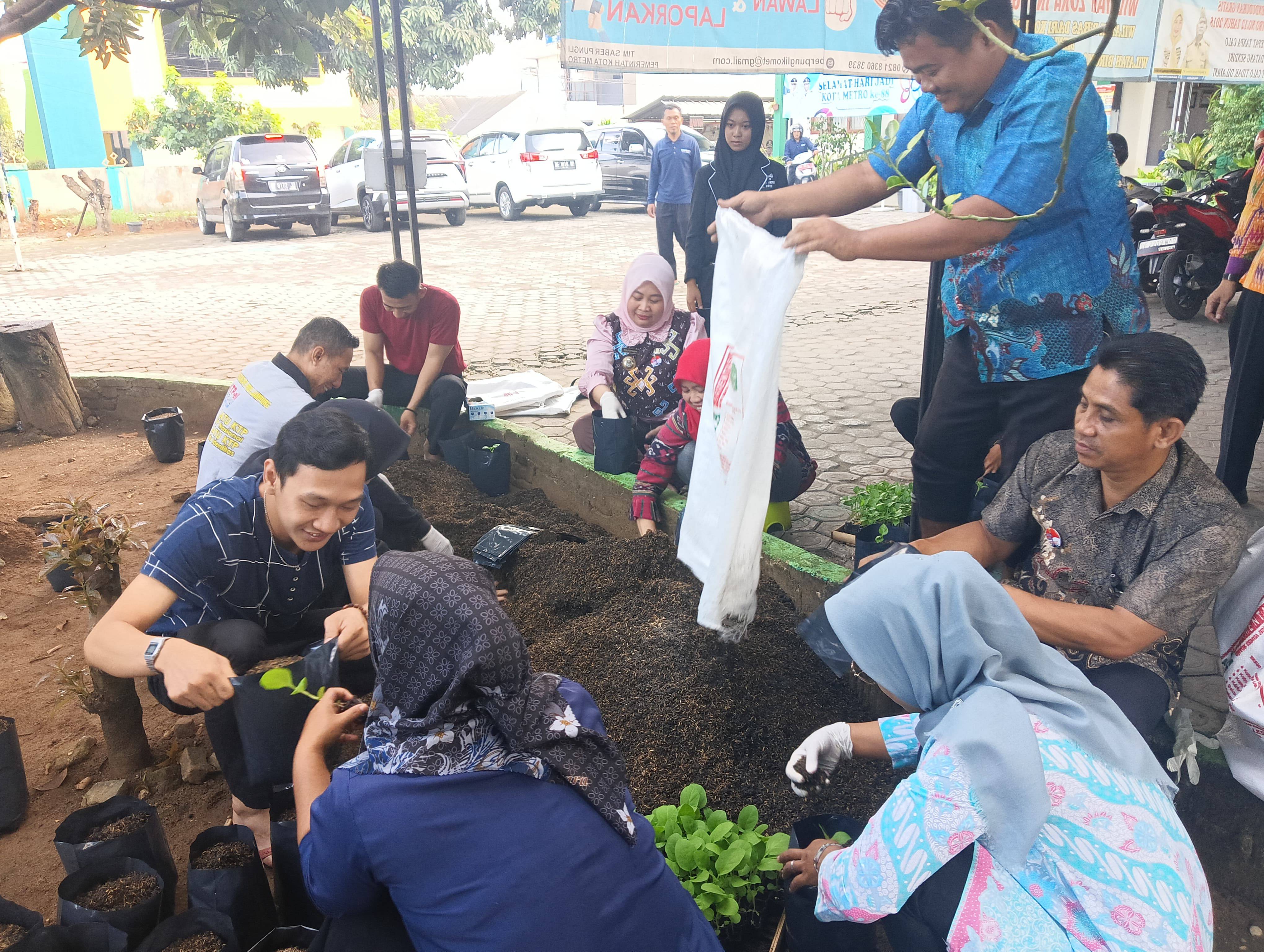 Jumat Bersih dan Urban Farm di Disdukcapil Kota Metro