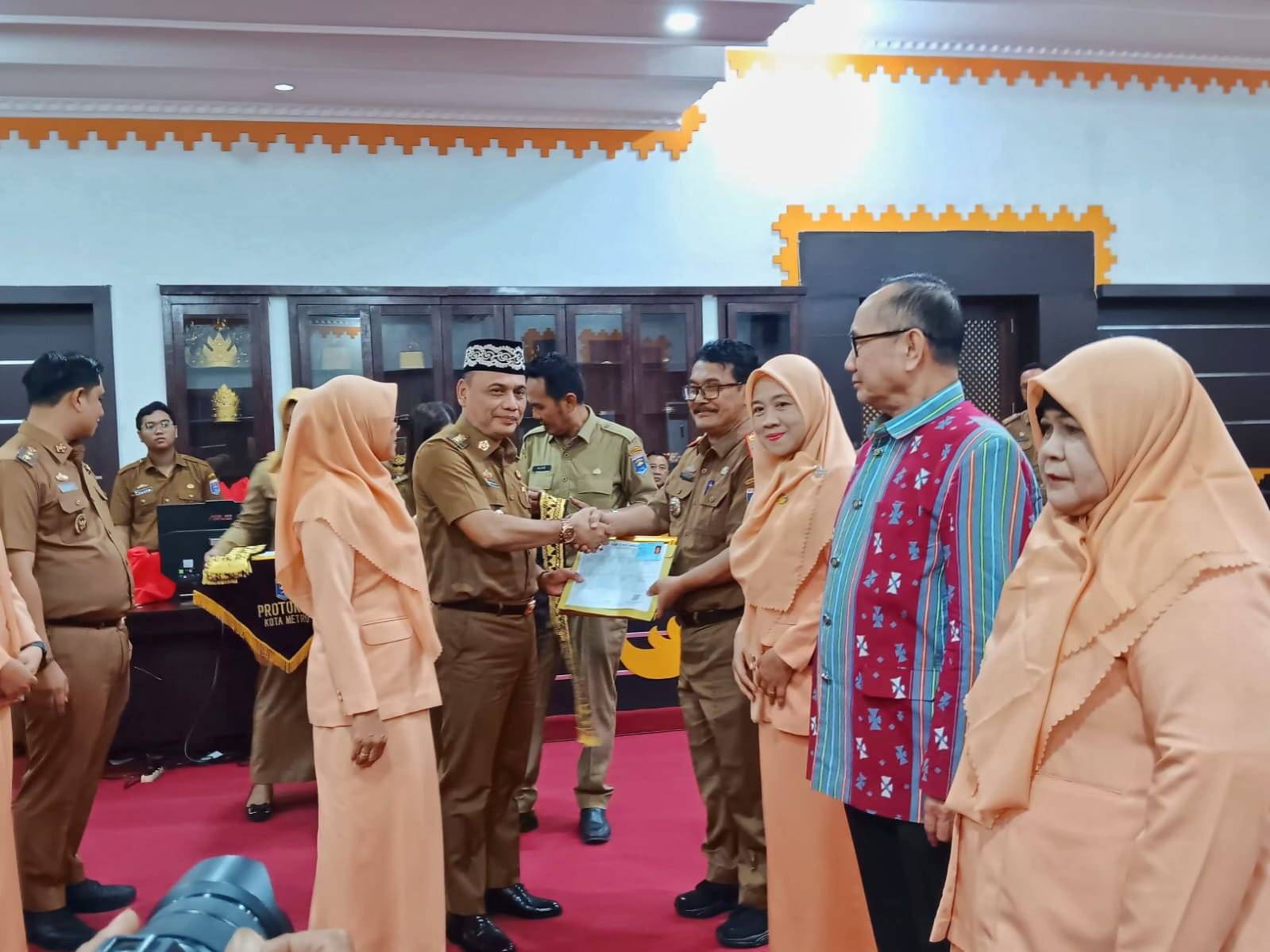 Penyerahan Piagam Penghargaan dan Dokumen Kependudukan dalam rangka pelaksanaan inovasi "MASDI" Memasuki Masa Purna Bakti Dokumen Kependudukan Langsung Jadi