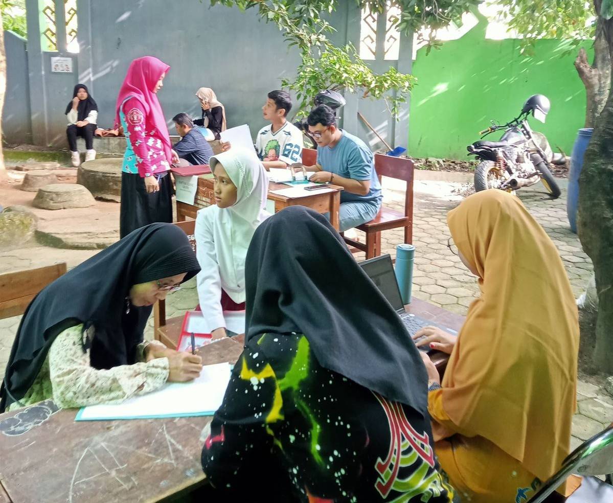 Disdukcapil Hadir di Tengah Proses Daftar Ulang, Layani Aktivasi IKD Orang Tua di SMP Negeri 3 & 4 Kota Metro