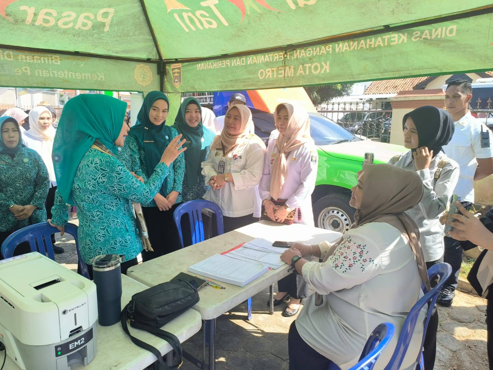 Disdukcapil Kota Metro Hadirkan Layanan Akta dan KIA dalam Pencanangan Desa TAPIS