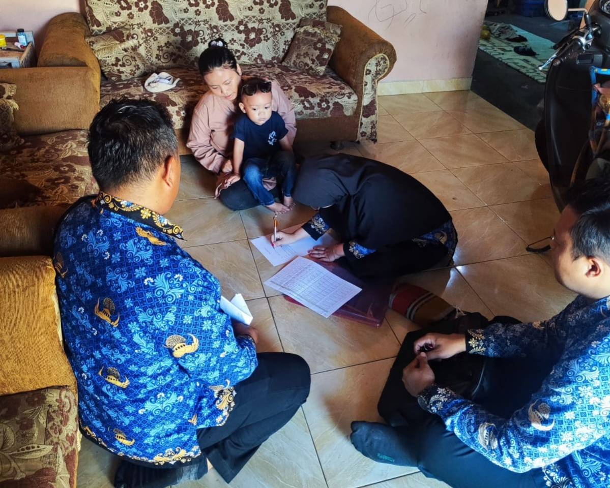 Disdukcapil Kota Metro Laksanakan "Bersih Noda" Secara Door to Door di Kelurahan Banjarsari
