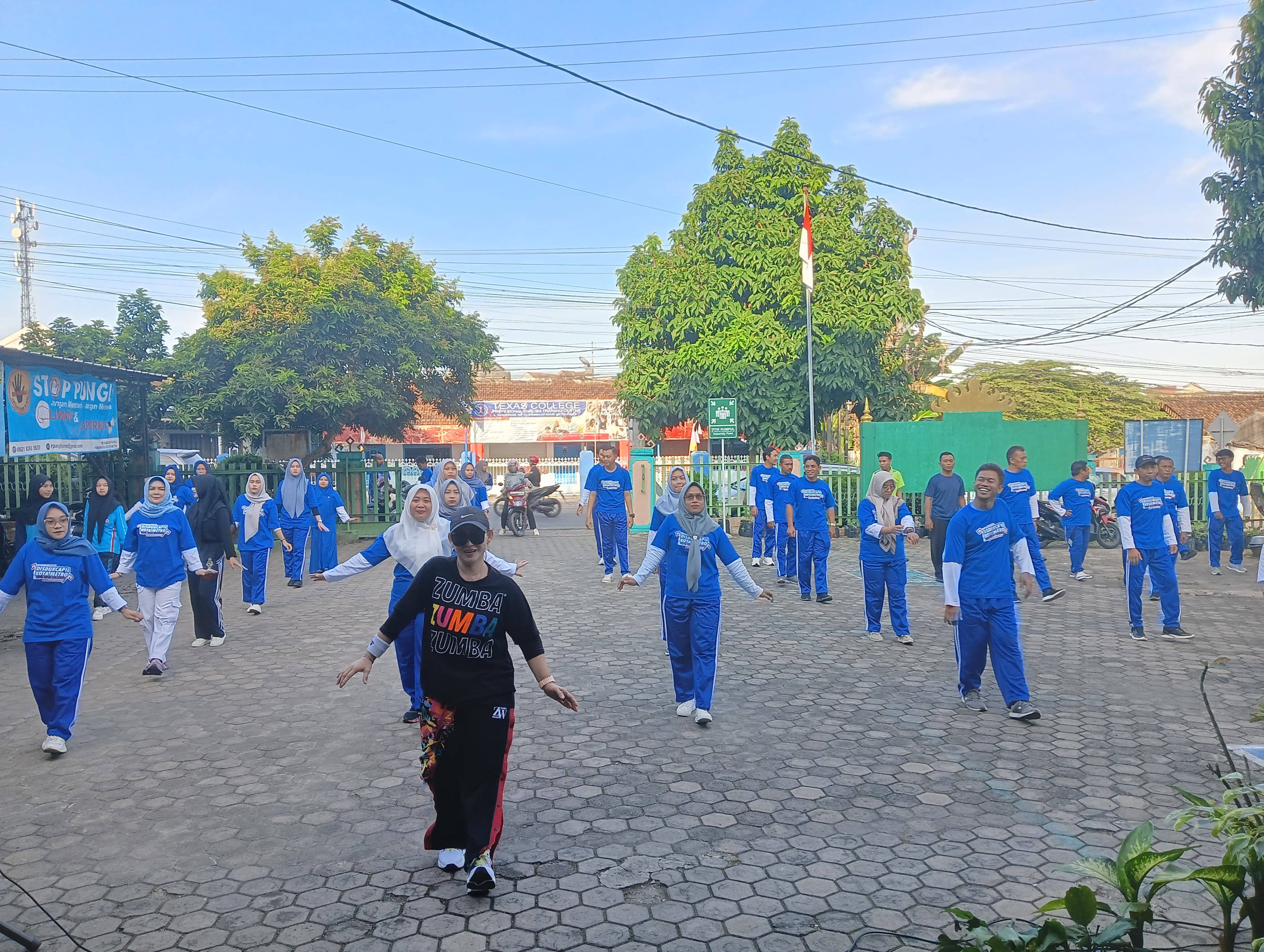 Disdukcapil Kota Metro Laksanakan Senam Sehat untuk Jaga Kebugaran Pegawai