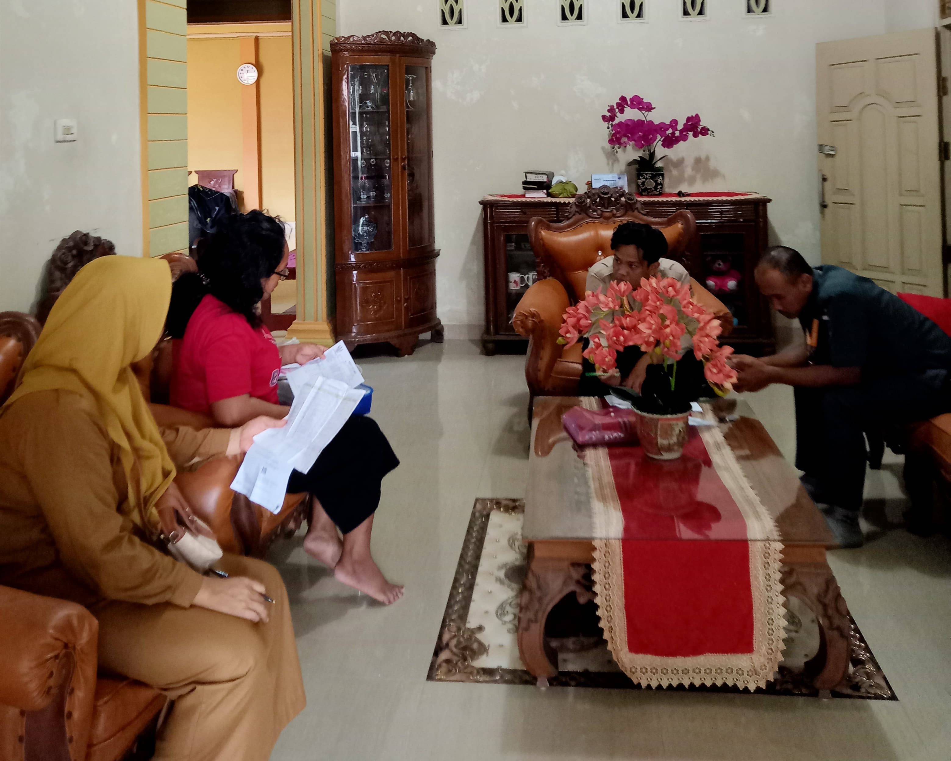 Disdukcapil Kota Metro Laksanakan "Bersih Noda" Secara Door to Door di Kelurahan Karangrejo