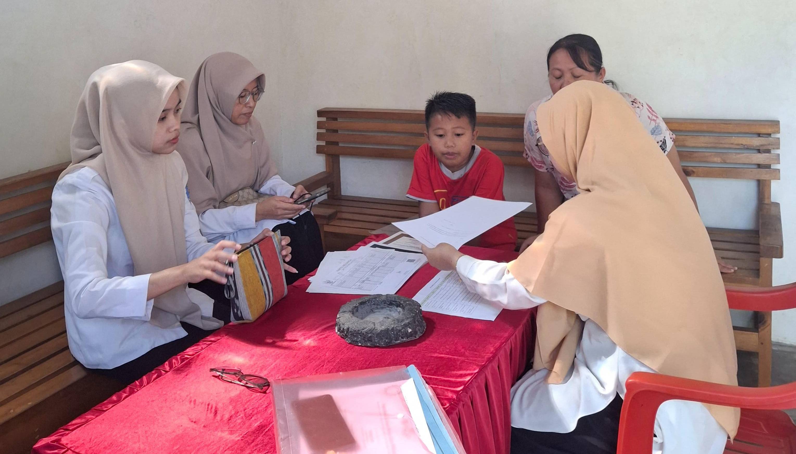 Disdukcapil Kota Metro Laksanakan "Bersih Noda" Secara Door to Door di Kelurahan Purwoasri