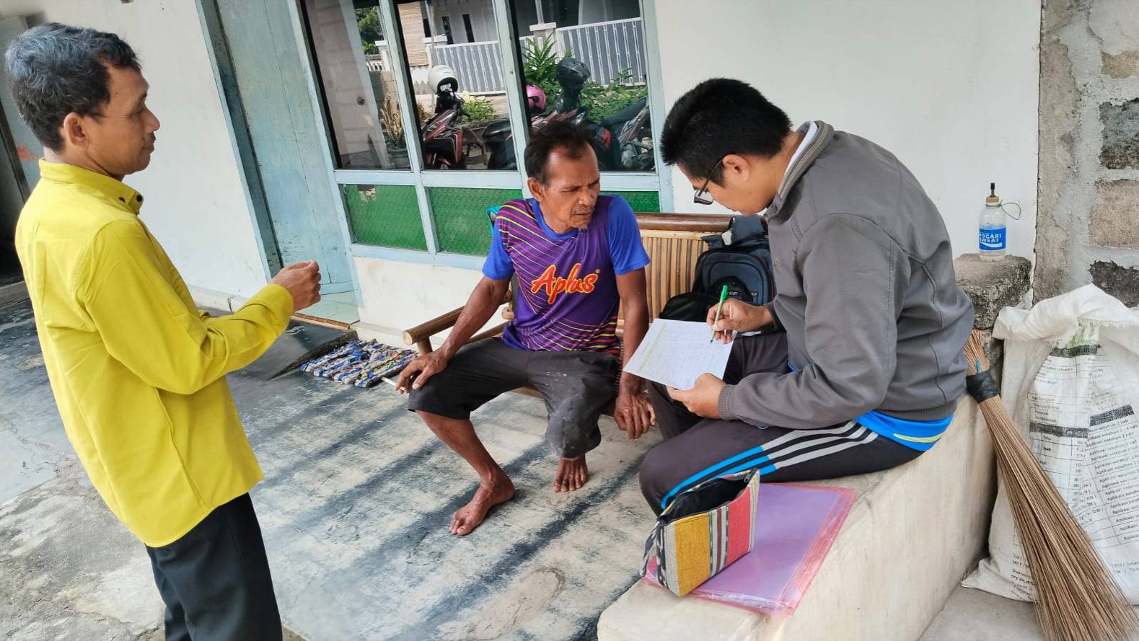 Disdukcapil Kota Metro Laksanakan "Bersih Noda" Secara Door to Door di Kelurahan Ganjar Agung