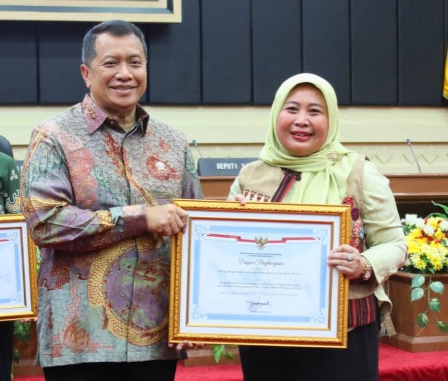 Penyerahan penghargaaan Evaluasi Kinerja Pelayanan Publik