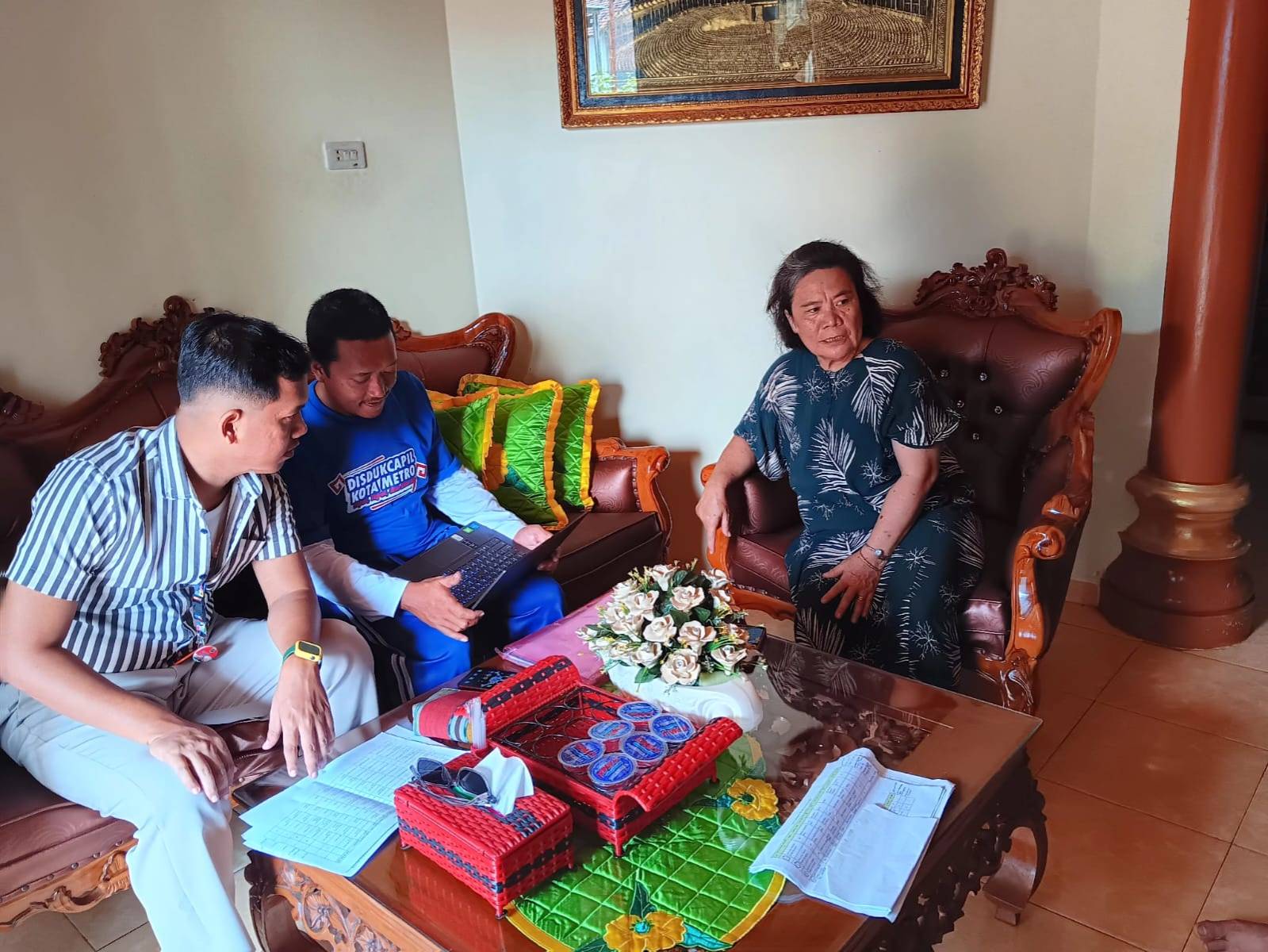 Disdukcapil Kota Metro Laksanakan "Bersih Noda" Secara Door to Door di Kelurahan Mulyojati