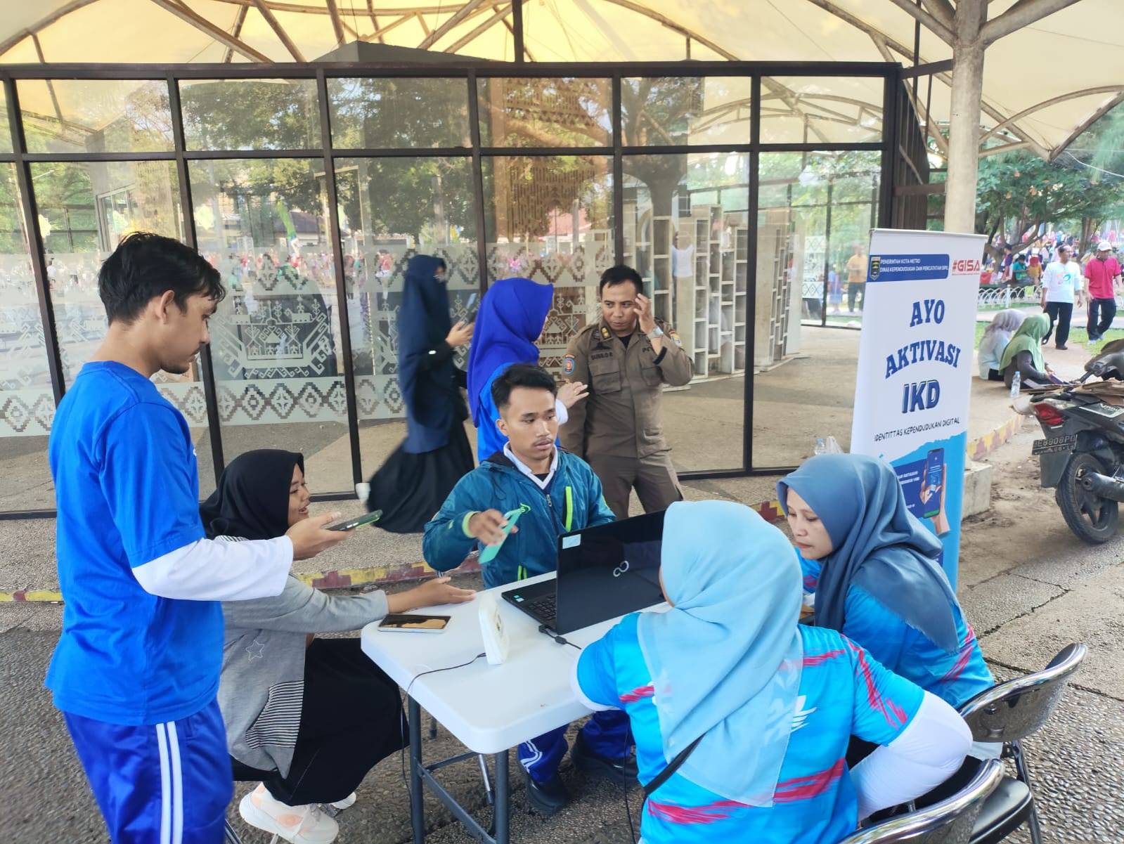 Jemput Bola Aktivasi IKD di Car Free Day Taman Merdeka