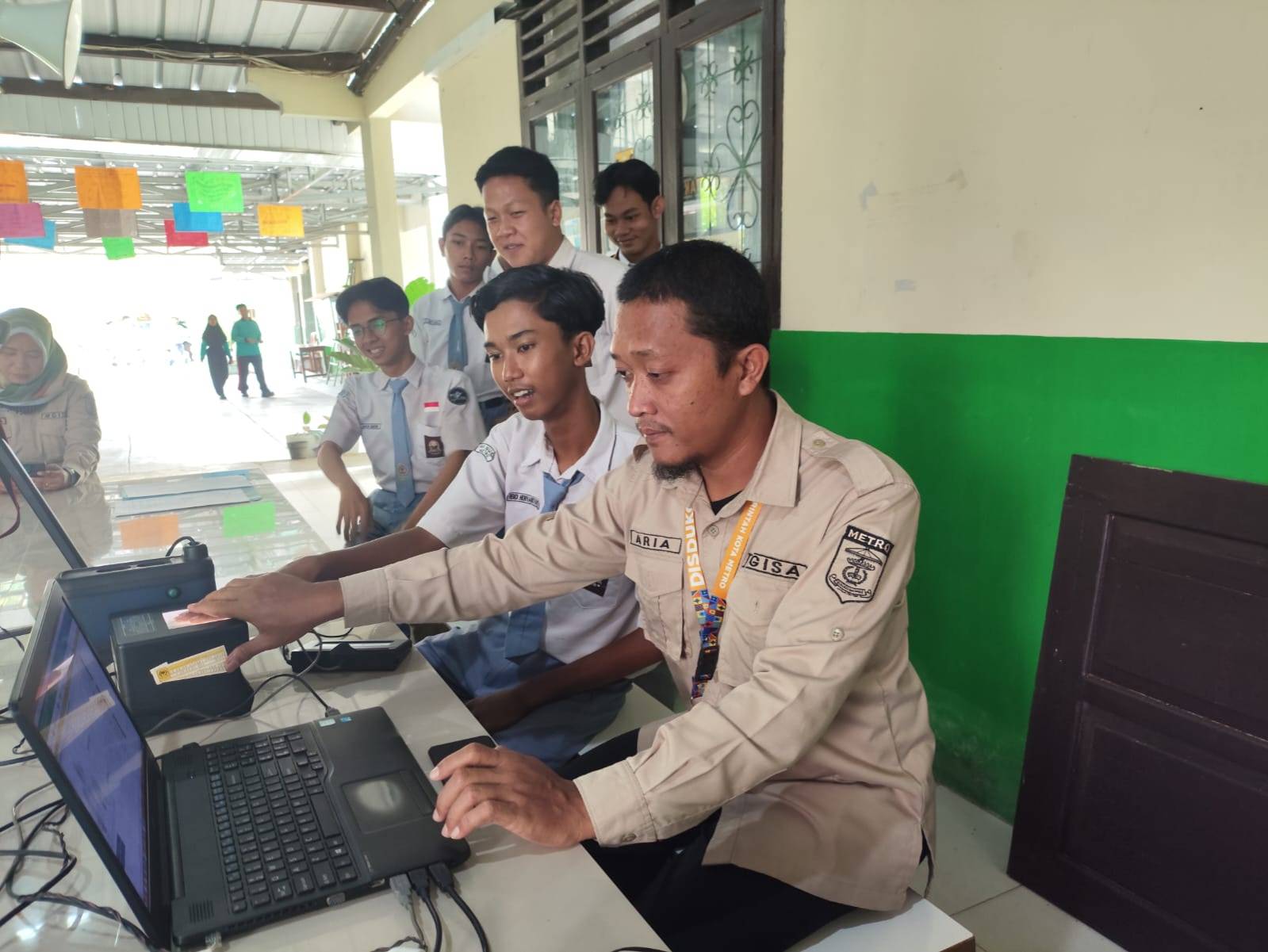 Disdukcapil Jemput Bola Perekaman KTP-el di SMA Negeri 2 Kota Metro