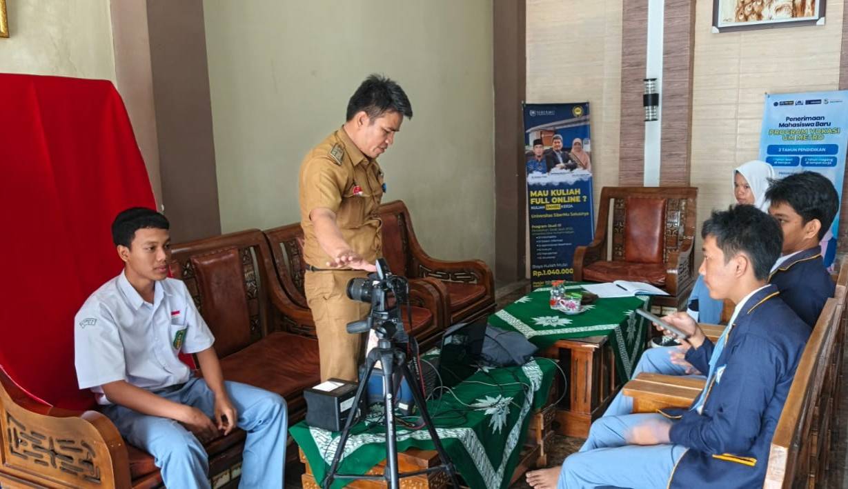Disdukcapil Jemput Bola Perekaman KTP-el di SMK Muhammadiyah 1 Kota Metro