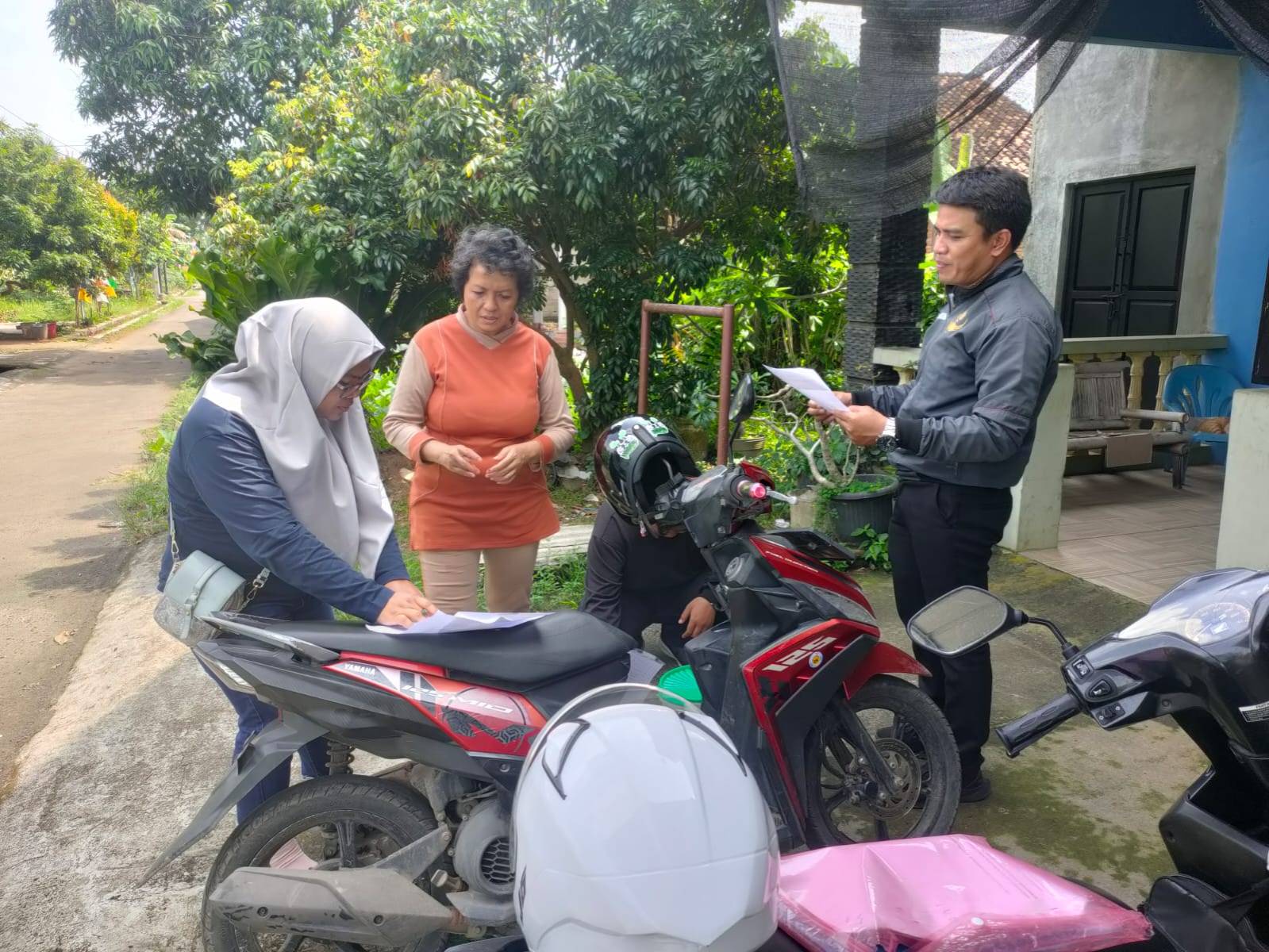 Disdukcapil Kota Metro Laksanakan "Bersih Noda" Secara Door to Door di Kelurahan Yosorejo