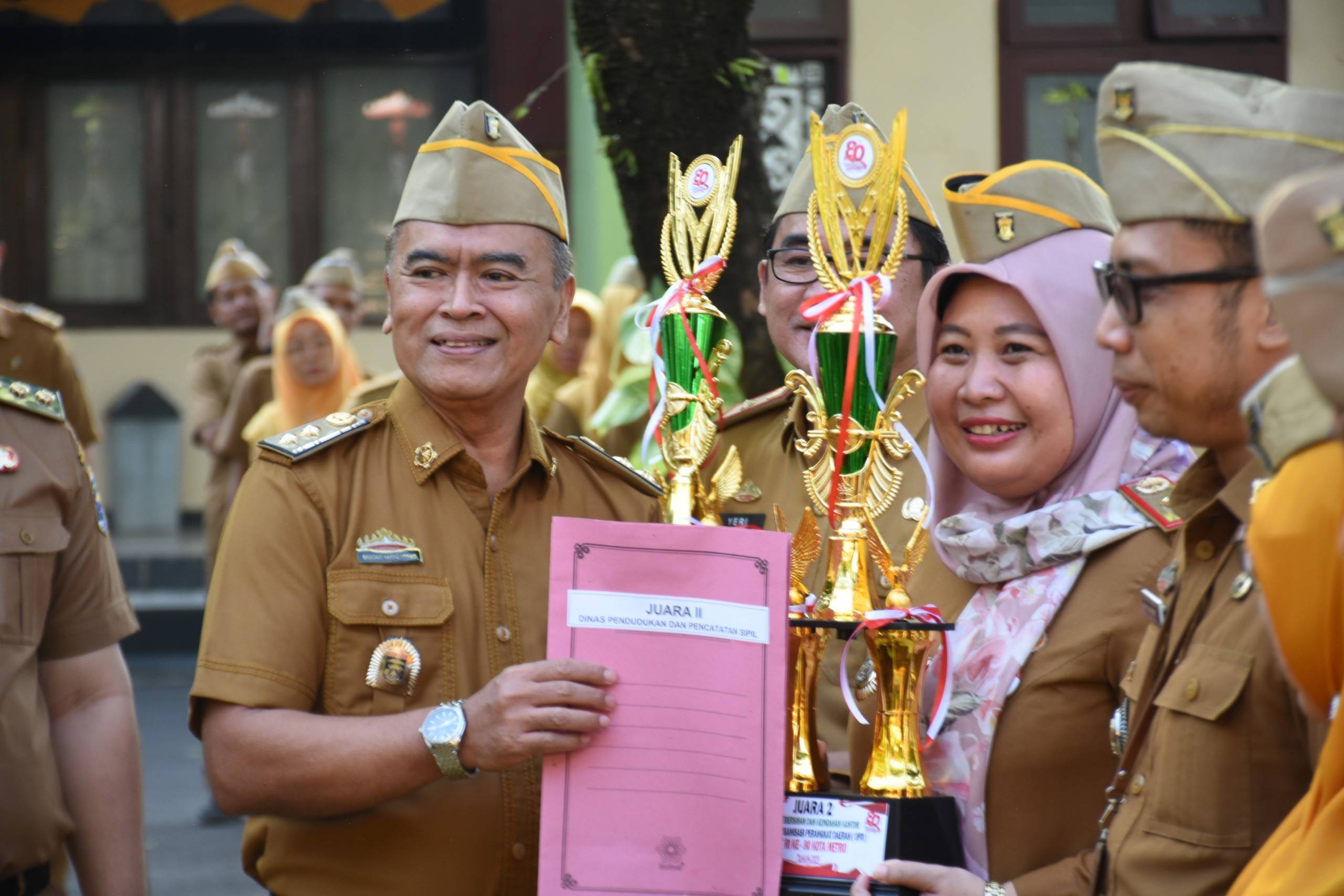 Apel Mingguan dan Penyerahan Piagam Penghargaan Lomba Kebersihan dan Keindahan Kantor dalam rangka HUT RI Ke 80