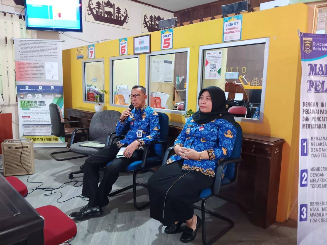 Briefing Pagi Dukcapil Metro: Fokus Layanan IKD dan Penghargaan Pegawai Teladan
