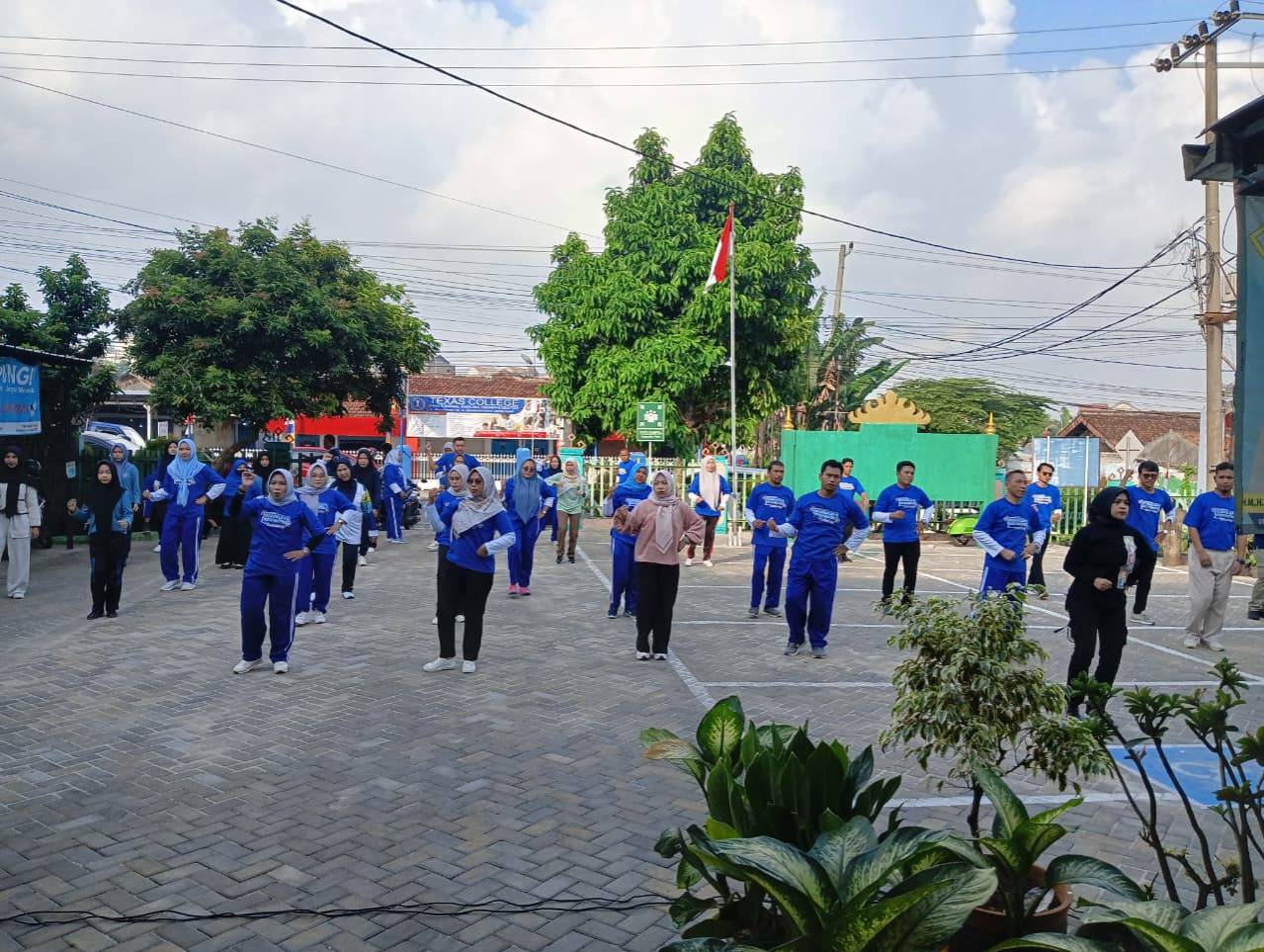 Semangat Senam Pagi Pegawai Dukcapil Kota Metro
