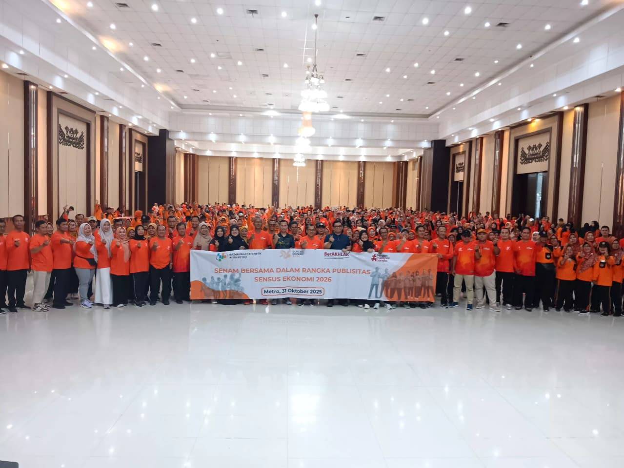 Senam bersama dalam rangka Publisitas Sensus Ekonomi 2026 serta penerimaan Piagam Penghargaan oleh BPS Kota Metro kepada Disdukcapil Kota Metro