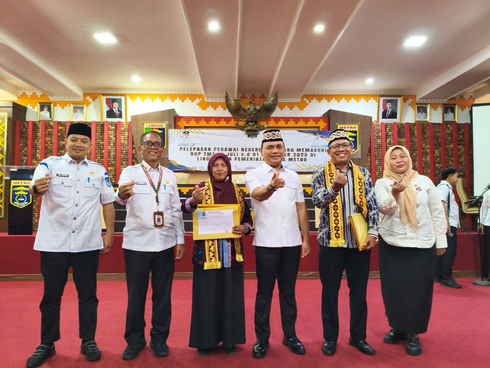 Penyerahan Piagam Penghargaan dan Dokumen Kependudukan dalam rangka pelaksanaan inovasi "MASDI" Memasuki Masa Purna Bakti Dokumen Kependudukan Langsung Jadi