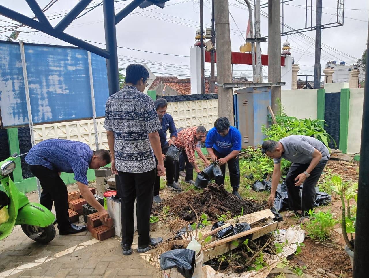 Jumat Bersih di Awal Tahun, Disdukcapil Kota Metro Ciptakan Lingkungan Kerja Nyaman