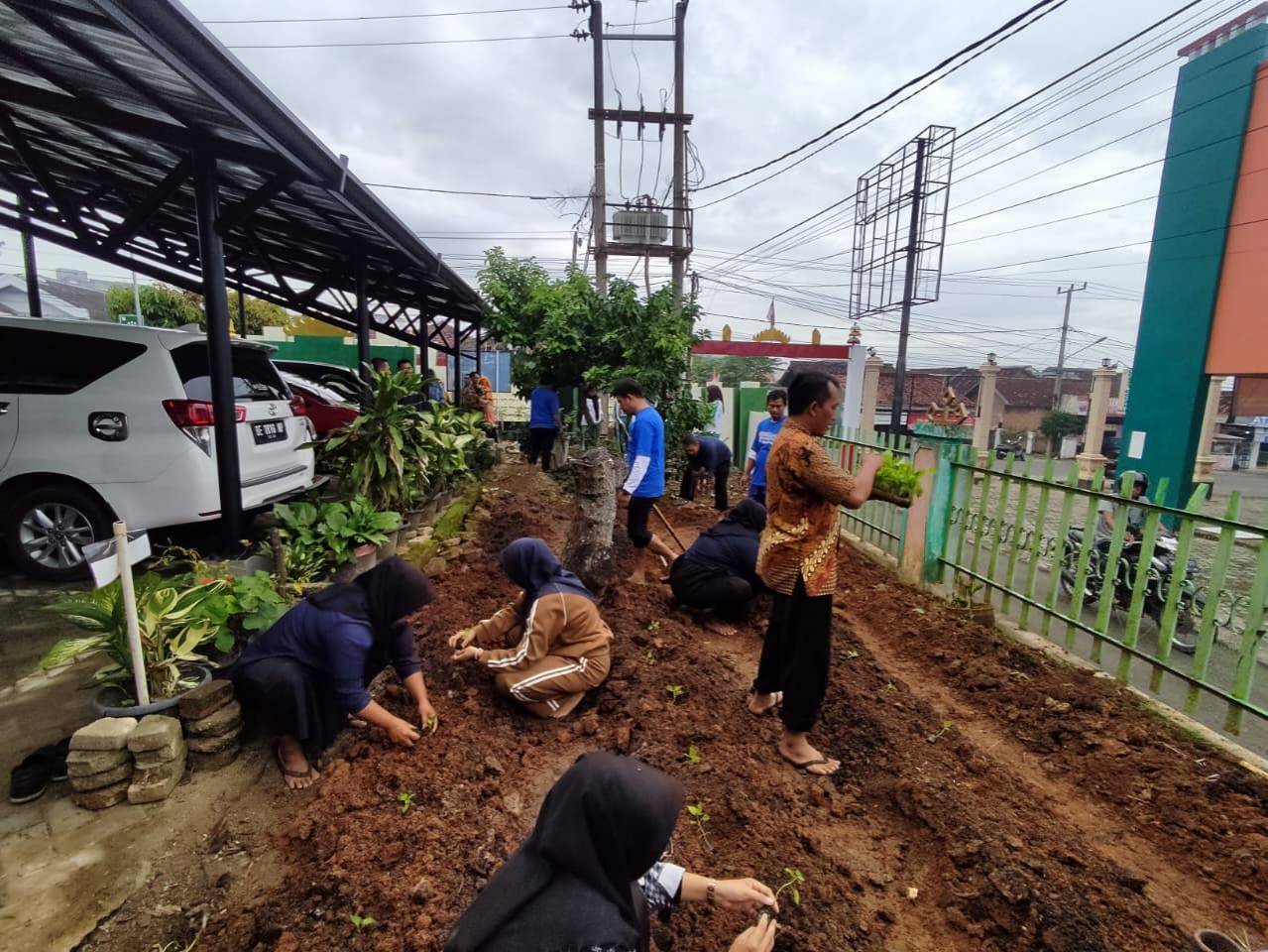 Jumat Bersih dan Urban Farm di Disdukcapil Kota Metro
