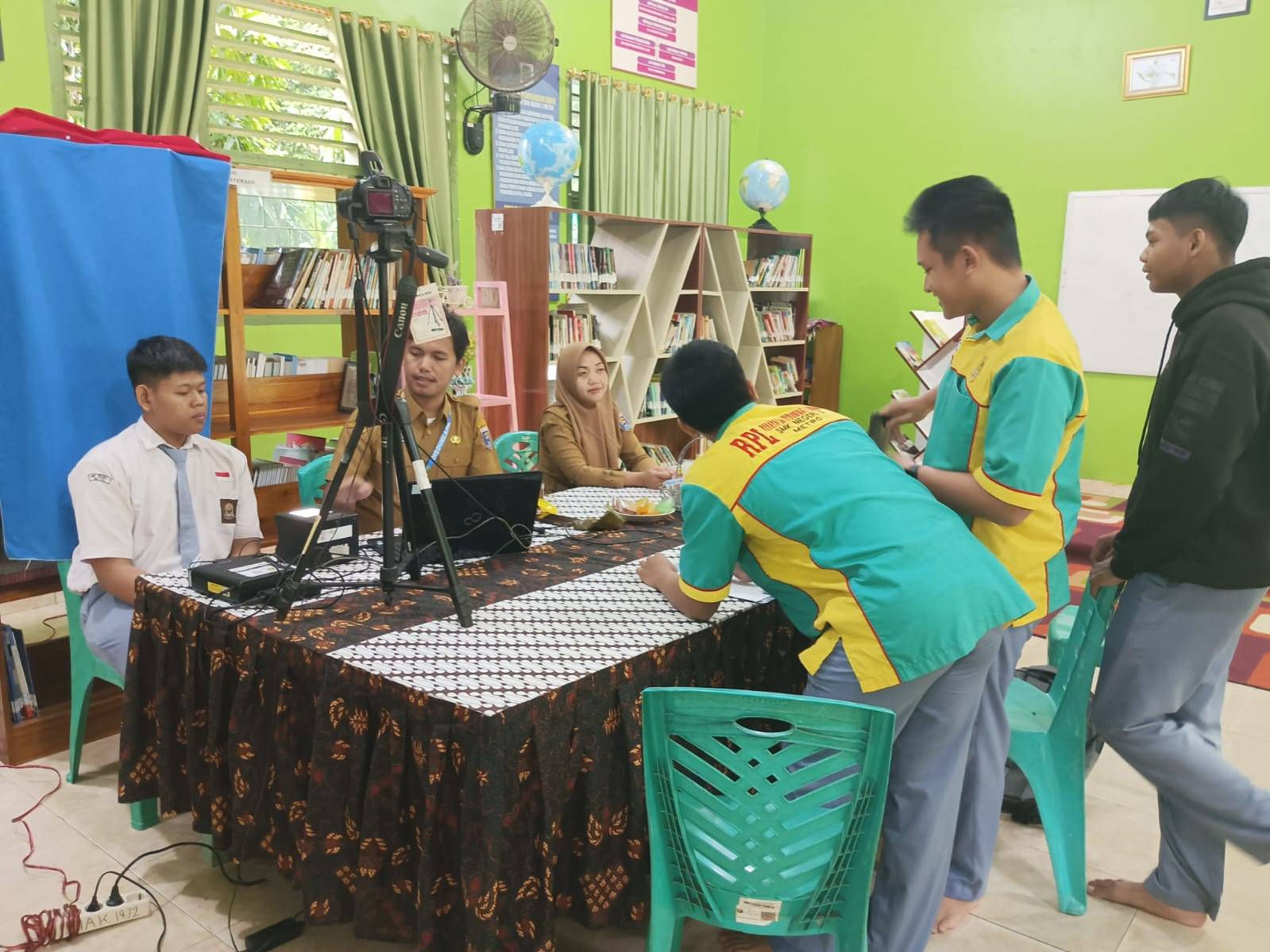 Disdukcapil Metro Turun ke Sekolah, Layani Perekaman KTP-el Pemula di SMKN 3