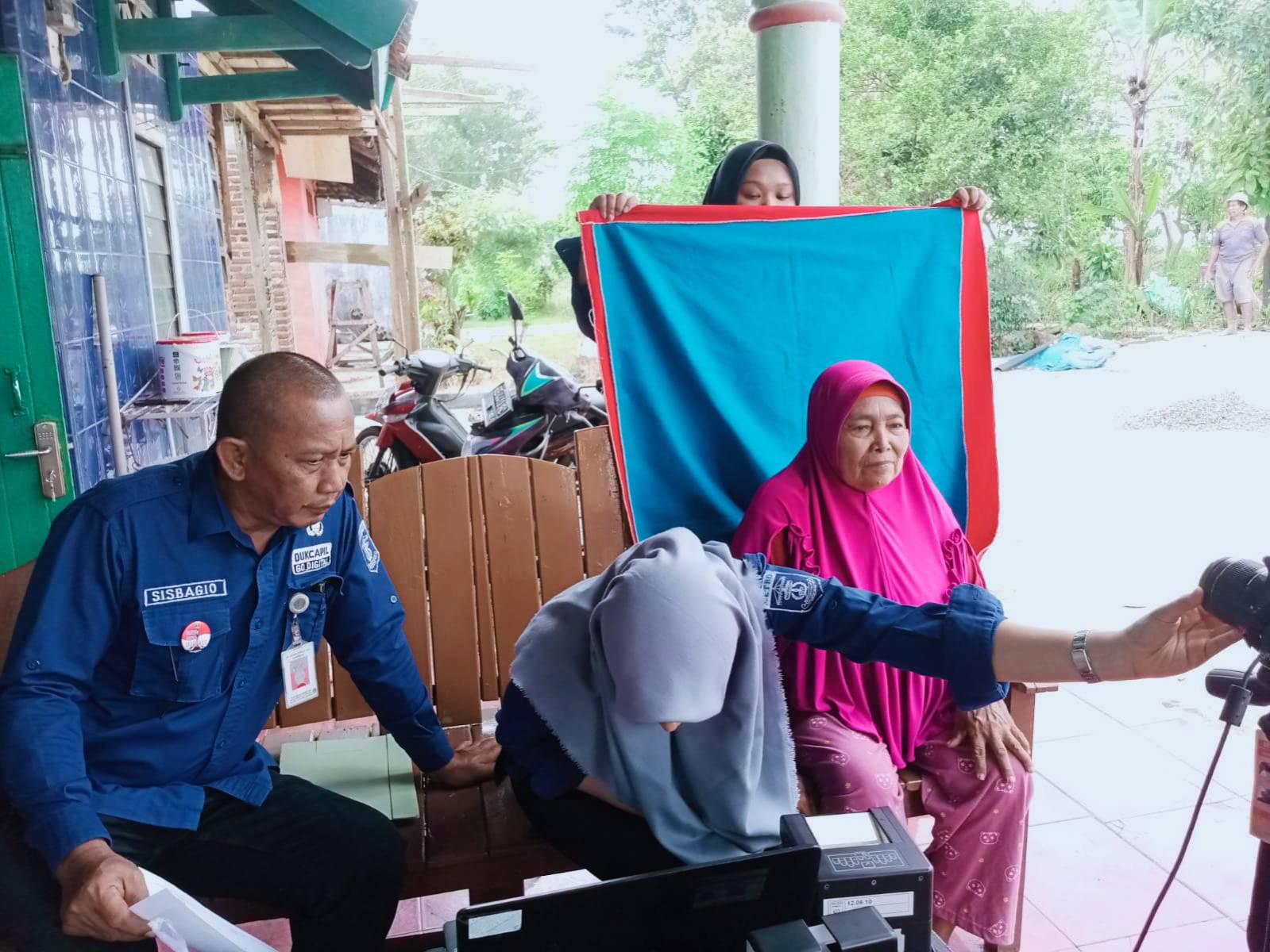Jemput Bola di Tejosari Lansia Kini Mudah Punya KTP-el Tanpa Keluar Rumah
