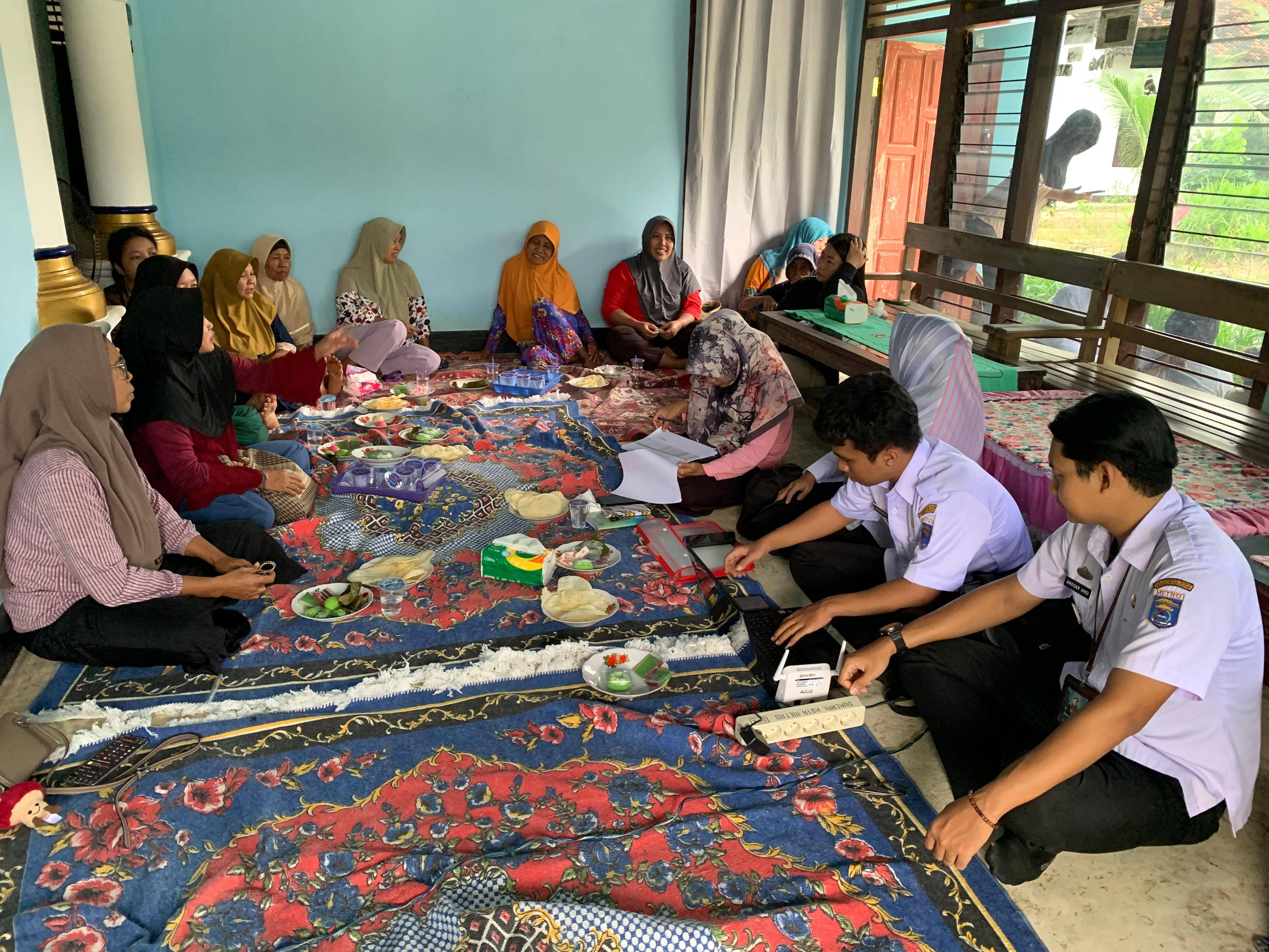 Penerima PKH Tejoagung Aktifkan IKD Bersama Disdukcapil Metro