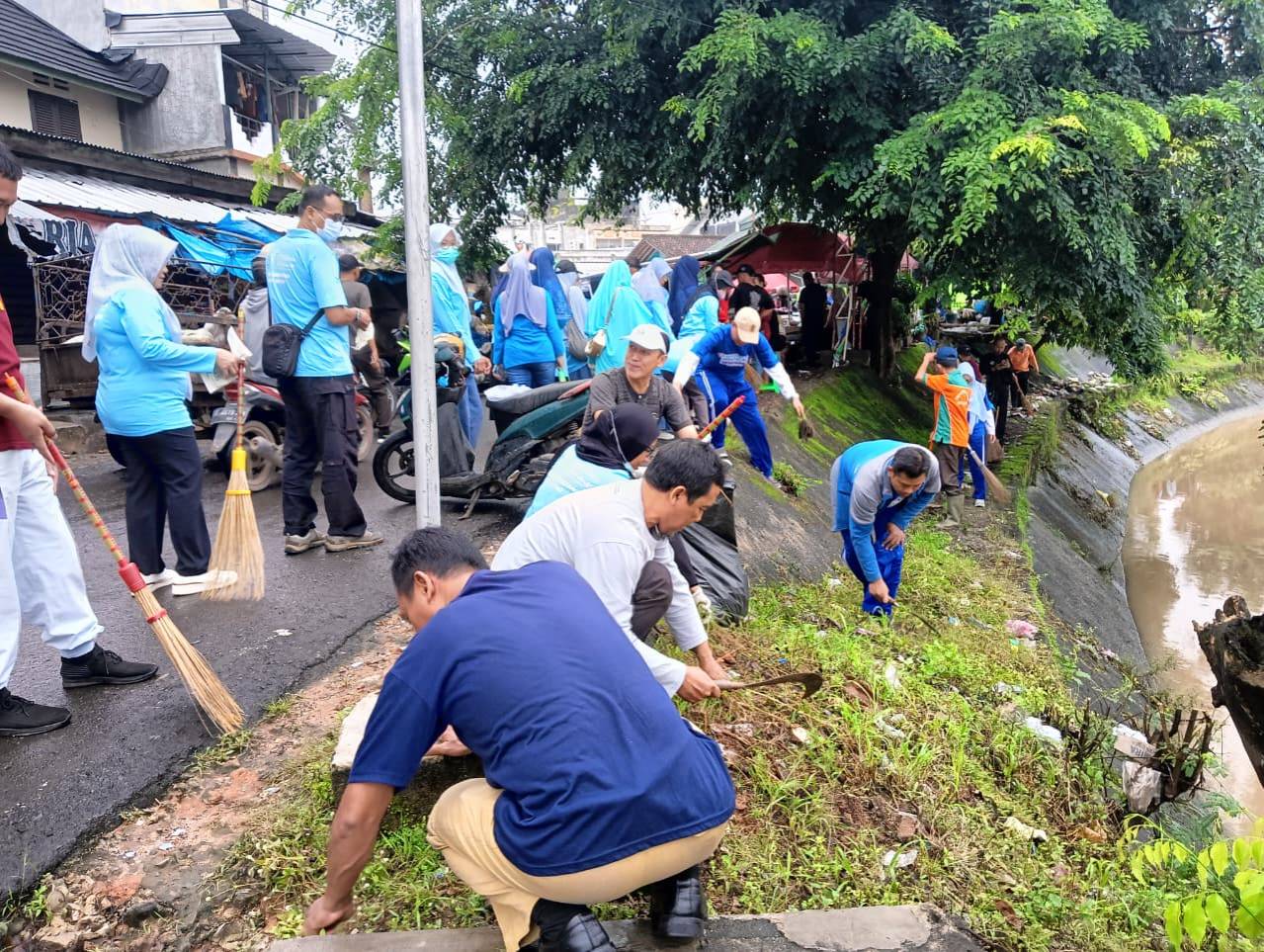 Peduli Lingkungan, Disdukcapil Kota Metro Ikut Aksi Bersih-Bersih KORVE