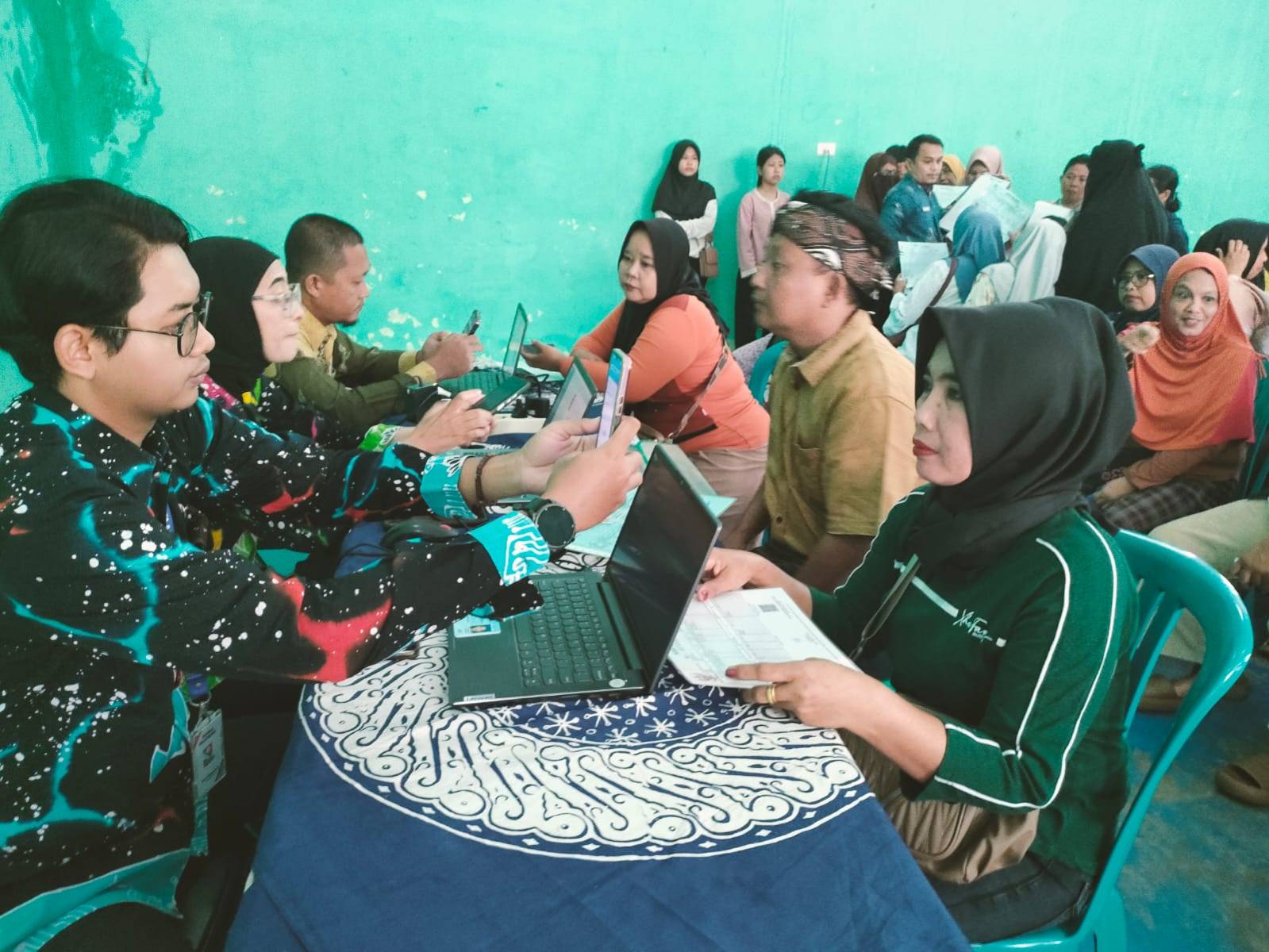 Langkah Nyata ke Era Digital, Disdukcapil Metro Aktifkan IKD Penerima PKH di Hadimulyo Timur