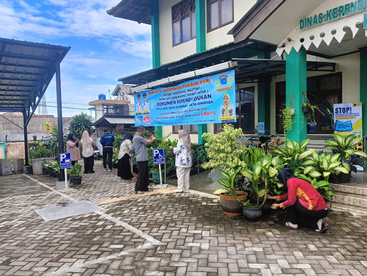 Jumat Bersih Dukcapil Kota Metro Wujudkan Lingkungan Kerja Nyaman dan Produktif
