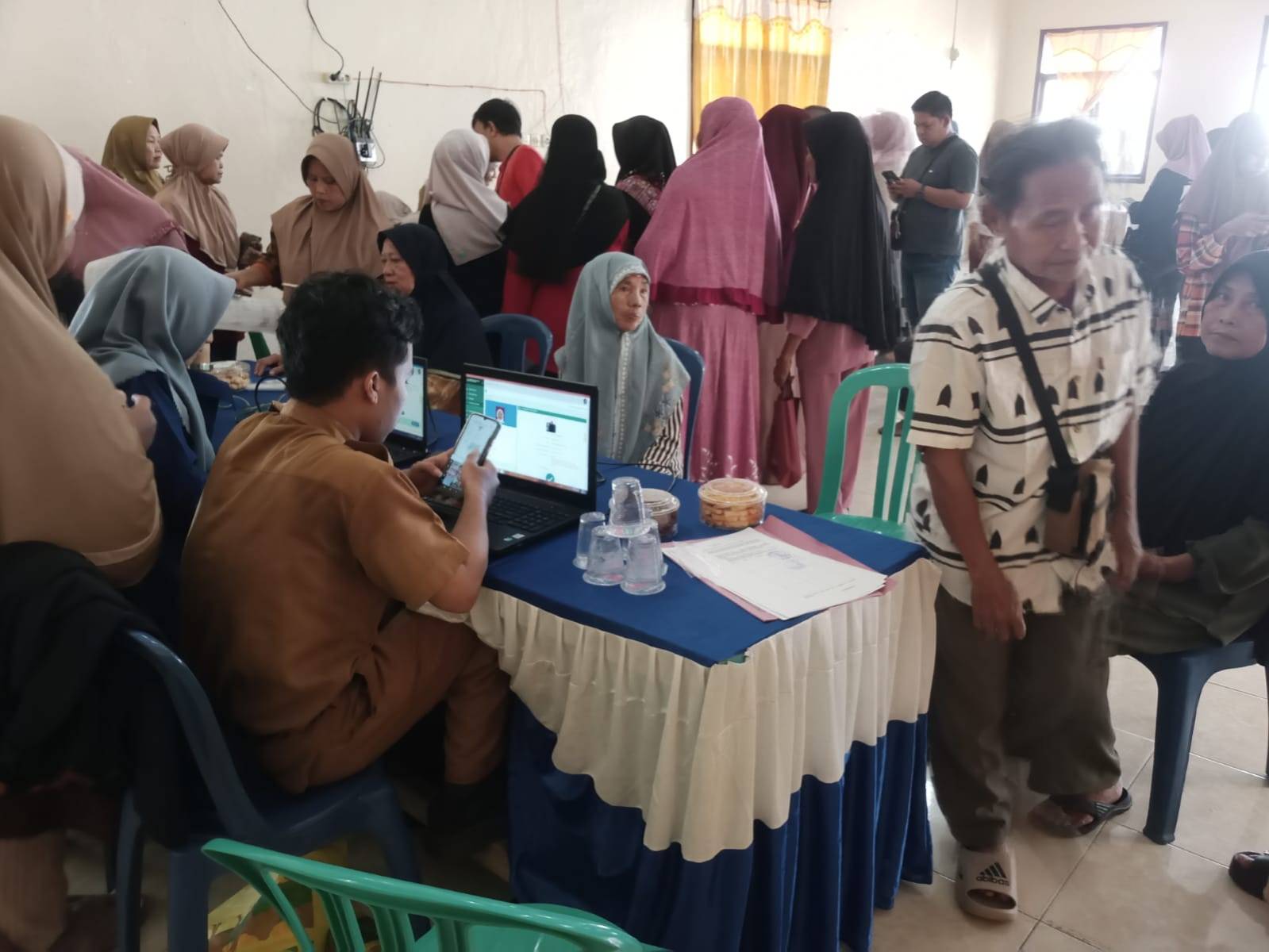 Warga Tejoagung Antusias Ikuti Aktivasi IKD untuk Penerima Bansos
