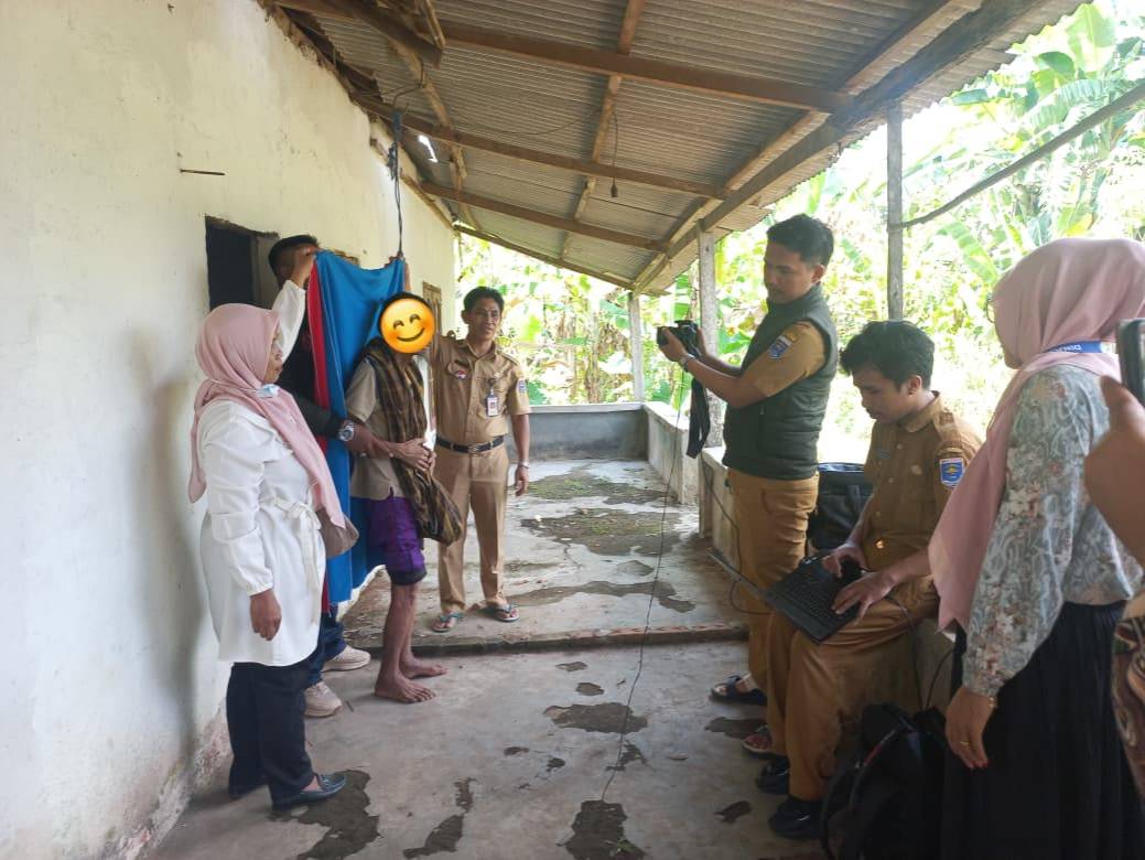 Pelayanan Humanis, Disdukcapil Metro Jemput Bola Perekaman KTP-el Warga Berkebutuhan Khusus di Rejomulyo