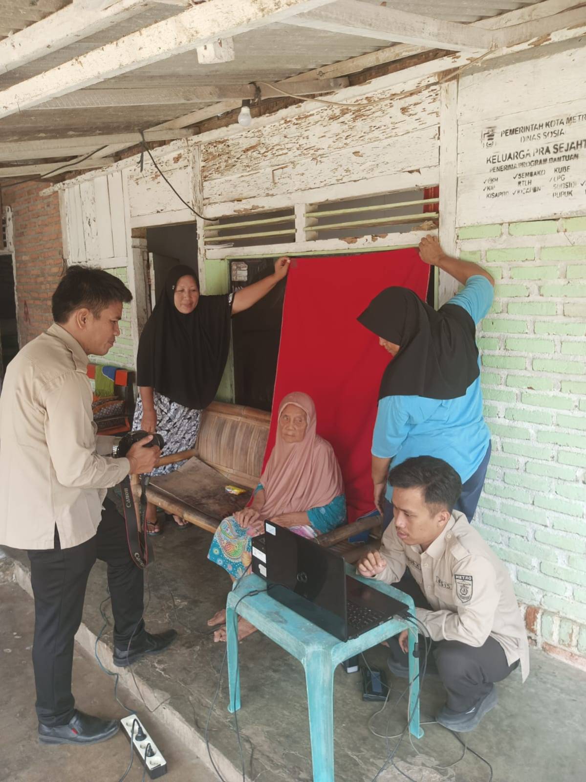 Tak Bisa Datang, Layanan yang Datang Disdukcapil Metro Jemput Bola Perekaman KTP untuk Warga Sakit