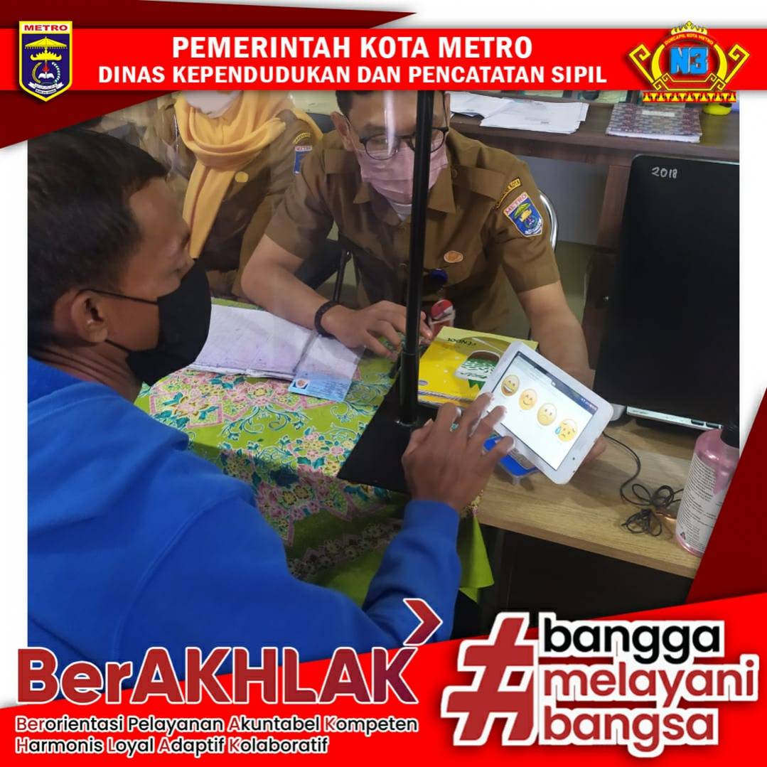 Warga mengisi Kuisioner Survey Kepuasan Masyarakat