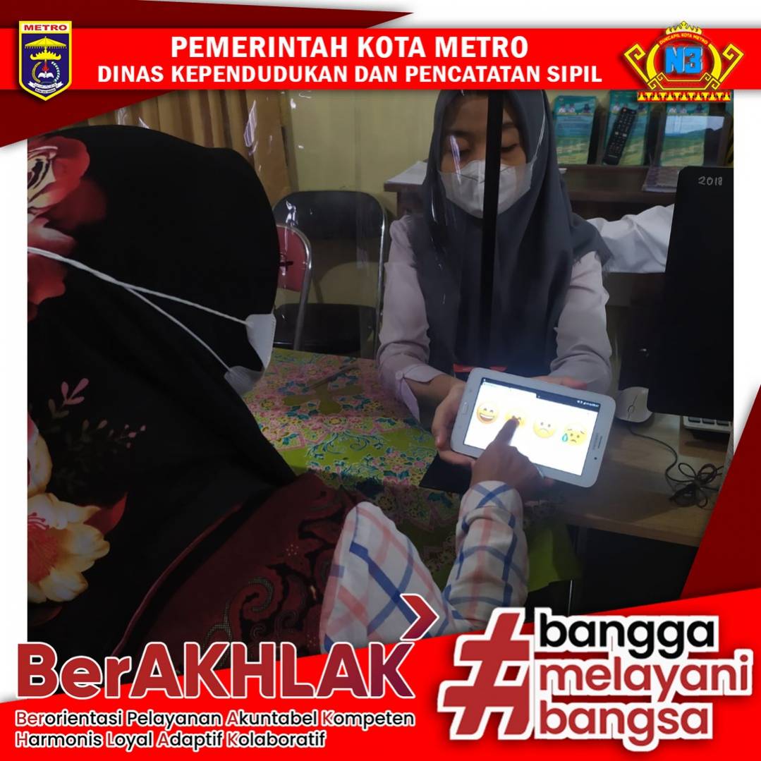 Warga mengisi Kuisioner Survey Kepuasan Masyarakat