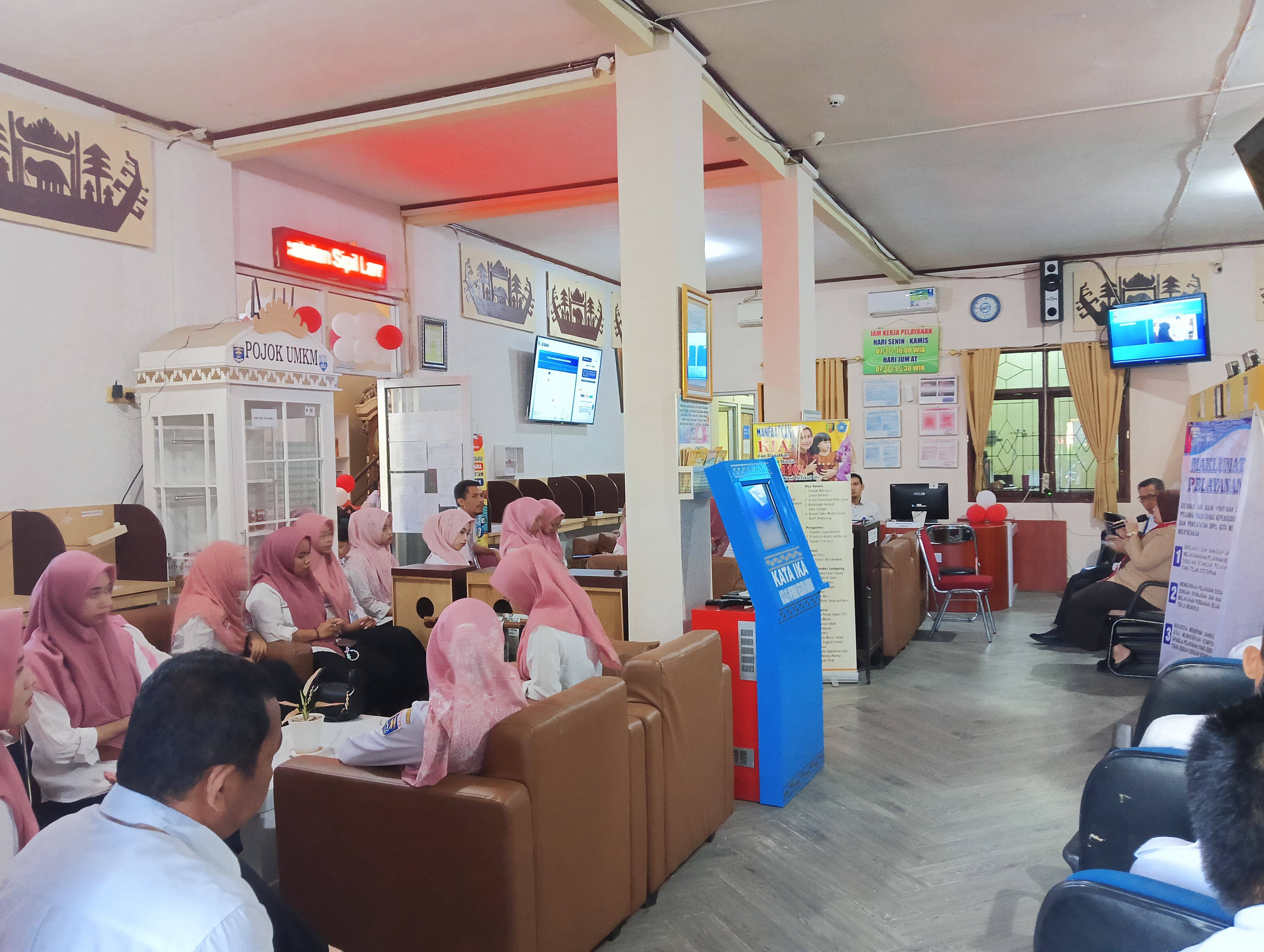 Briefing Pagi Disdukcapil Kota Metro: Evaluasi, Penghargaan, Dan Penyerahan Reward Agen IKD