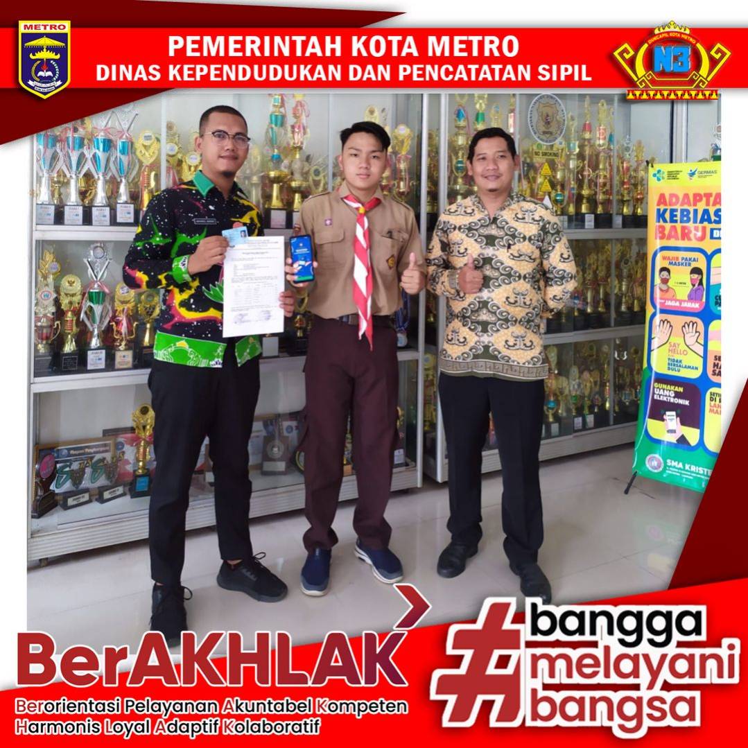 Penyerahan KTP serta sekaligus melakukan pembuatan Identitas Kependudukan digital untuk pemula siswa/siswi SMA 1 Kristen Kota Metro.