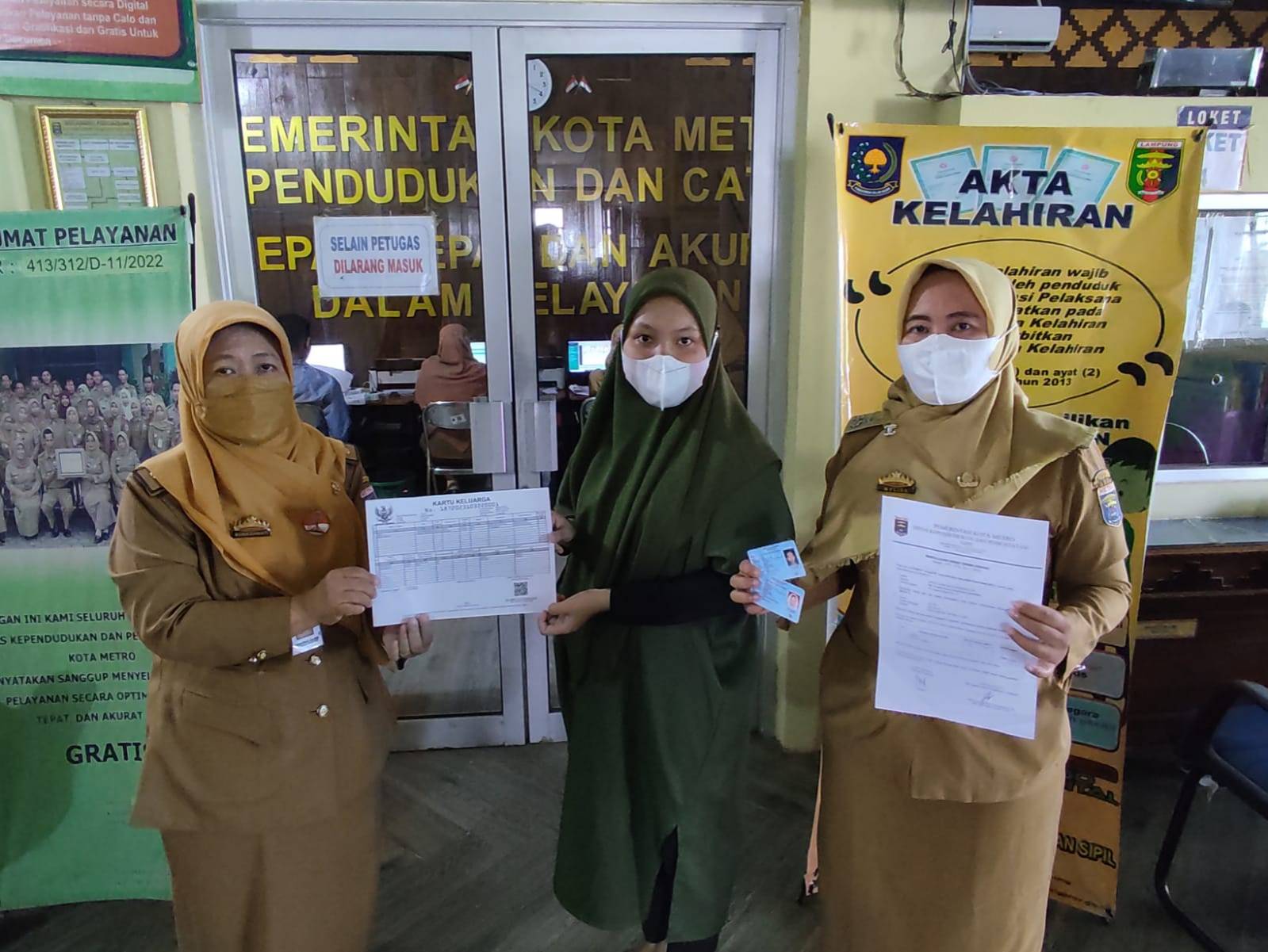 Penyerahan Dokumen Kependudukan pada Layanan Terpana