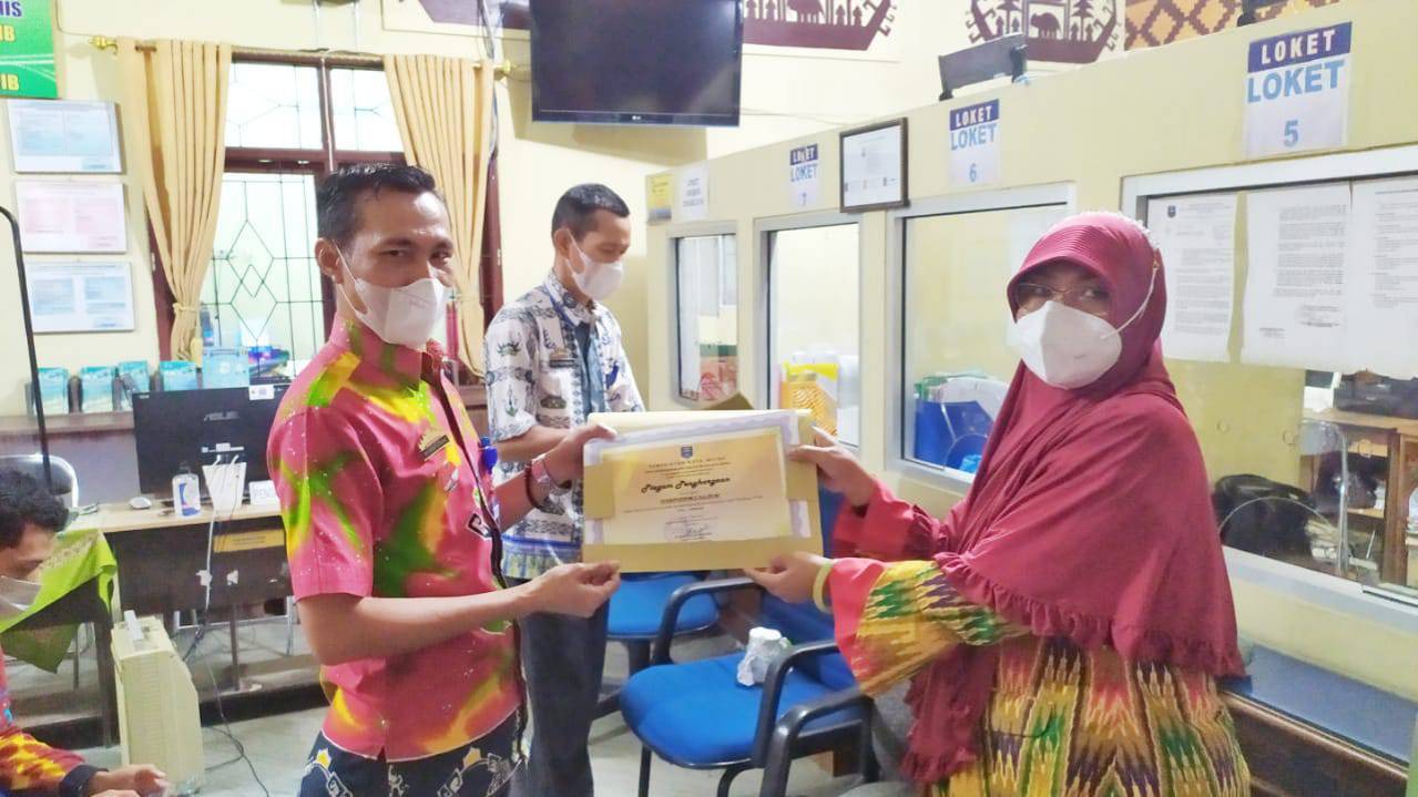 Penyerahan Piagam Penghargaan Pegawai Disdukcapil